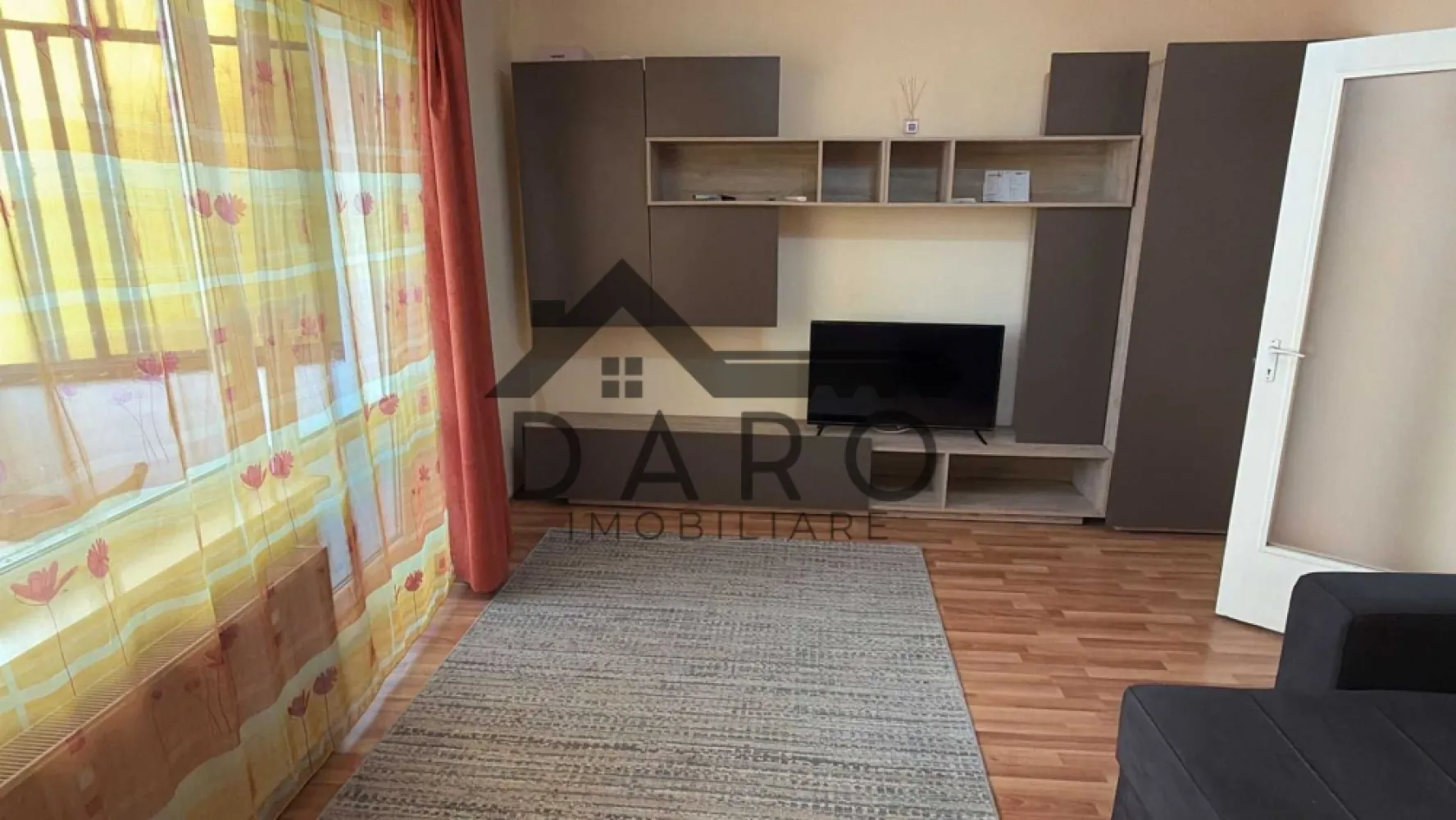 Inchiriez Garsoniera / Apartament 1 camera Dambu - Îți propun o garsonieră decomandată, situată la etajul 4 complet mobilata si utilata. Suprafața utilă este de 30 mp, oferindu-ți un spațiu confortabil. Livingul este luminos cu deschidere la balcon, televizor si canapea extensibila. Bucătăria are finisaje simple, cu pardoseală din gresie aragaz nou. Baia dispune de duș, toaletă și chiuvetă. Totul este bine întreținut.
Garantie 1 luna.
Rog seriozitate si voi oferi contract de minim 1 an.