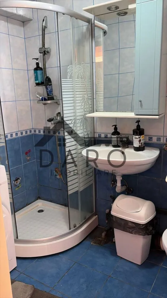 Inchiriez Garsoniera / Apartament 1 camera Dambu - Îți propun o garsonieră decomandată, situată la etajul 4 complet mobilata si utilata. Suprafața utilă este de 30 mp, oferindu-ți un spațiu confortabil. Livingul este luminos cu deschidere la balcon, televizor si canapea extensibila. Bucătăria are finisaje simple, cu pardoseală din gresie aragaz nou. Baia dispune de duș, toaletă și chiuvetă. Totul este bine întreținut.
Garantie 1 luna.
Rog seriozitate si voi oferi contract de minim 1 an.