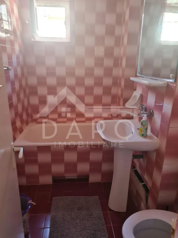 Inchiriez apartament cu 2 camere - Inchiriez apartament cu 2 camere ultracentral , situat intre Poli 2 si ANAF . Apartamentul este in suprafata de 66 mp, cu balcon la fiecare camera, aer conditionat , centrala termica , mobilat si utilat cu de toate . Apartamentul se afla la etajul 3 din 4 .