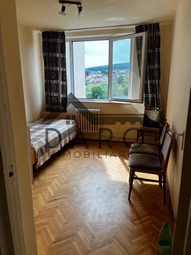 Apartament 3 camere luminos, gata de mutare | Dâmbu Pietros, str. Parângului - Vând apartament cu 3 camere, luminos și primitor, situat într-o zonă excelentă din Târgu Mureș: cartierul Dâmbu Pietros, pe strada Parângului. Locuința este impecabilă, nu necesită nicio investiție în renovare și este pregătită pentru a te muta imediat.
Detalii principale:
Suprafață: 56 mp utili + un balcon deschis de 7 mp, ideal pentru momentele de relaxare.
Etaj: 8 (oferă o priveliște deosebită, liniște și o luminozitate naturală excelentă pe tot parcursul zilei).
Preț: 86.999 Euro, ușor negociabil.
Avantaje și dotări:
Complet mobilat și utilat: Se vinde exact cum se prezintă, economisind timp și bani pentru viitorul proprietar.
Eficiență termică: Blocul este izolat termic, ceea ce asigură un confort sporit și costuri reduse la întreținere.
Spațiu extra de depozitare: Beneficiază de o boxă proprie la subsol.
Balcon deschis: Spațios, perfect pentru cafeaua de dimineață.
Locuința este ideală pentru o familie sau pentru investiție. Pentru mai multe detalii sau pentru a programa o vizionare, vă rog să mă contactați prin mesaj pe OLX sau la numărul de telefon.