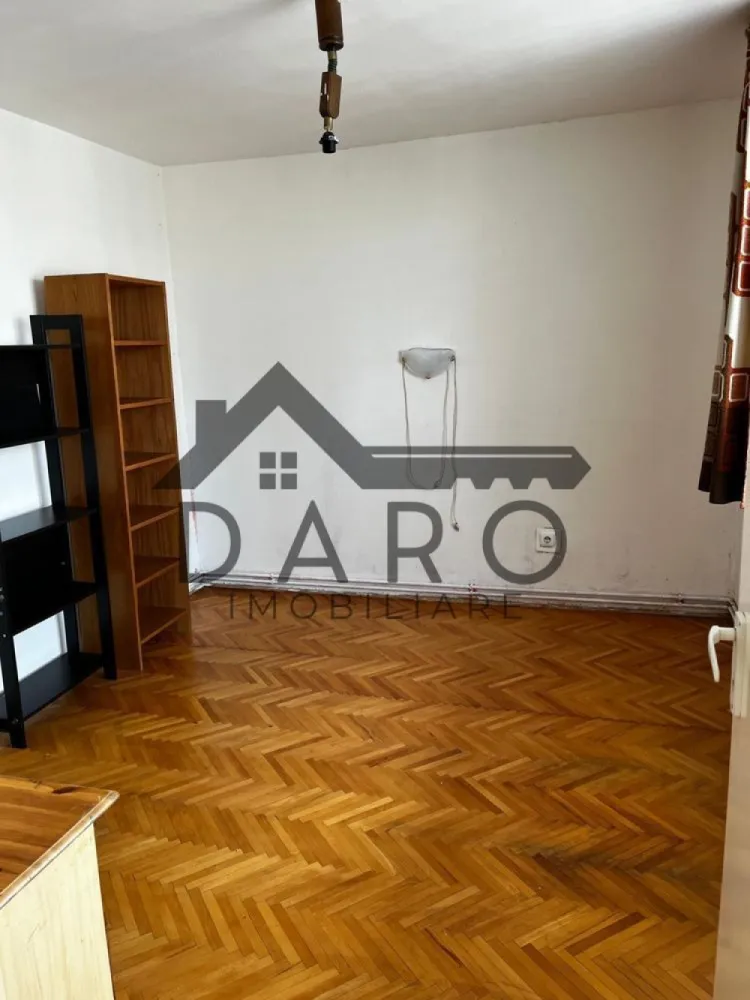 Apartament 3 camere luminos, gata de mutare | Dâmbu Pietros, str. Parângului - Vând apartament cu 3 camere, luminos și primitor, situat într-o zonă excelentă din Târgu Mureș: cartierul Dâmbu Pietros, pe strada Parângului. Locuința este impecabilă, nu necesită nicio investiție în renovare și este pregătită pentru a te muta imediat.
Detalii principale:
Suprafață: 56 mp utili + un balcon deschis de 7 mp, ideal pentru momentele de relaxare.
Etaj: 8 (oferă o priveliște deosebită, liniște și o luminozitate naturală excelentă pe tot parcursul zilei).
Preț: 86.999 Euro, ușor negociabil.
Avantaje și dotări:
Complet mobilat și utilat: Se vinde exact cum se prezintă, economisind timp și bani pentru viitorul proprietar.
Eficiență termică: Blocul este izolat termic, ceea ce asigură un confort sporit și costuri reduse la întreținere.
Spațiu extra de depozitare: Beneficiază de o boxă proprie la subsol.
Balcon deschis: Spațios, perfect pentru cafeaua de dimineață.
Locuința este ideală pentru o familie sau pentru investiție. Pentru mai multe detalii sau pentru a programa o vizionare, vă rog să mă contactați prin mesaj pe OLX sau la numărul de telefon.