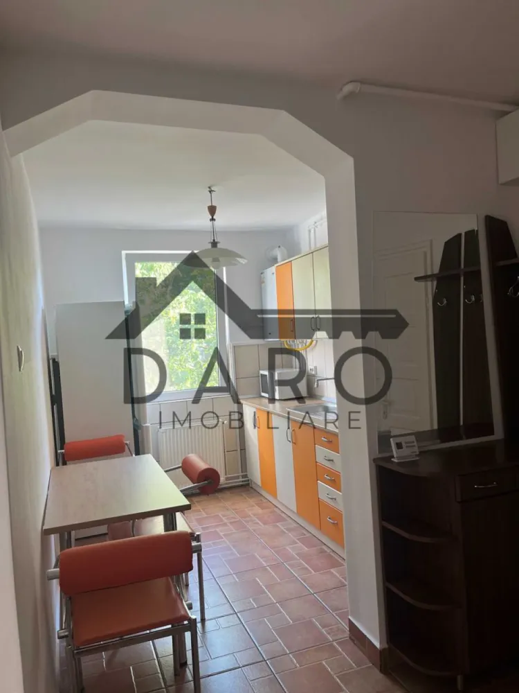 De inchiriat apartament 2 camere Cornisa - De inchiriat pe termen lung apartament cu 2 camere in cartierul Cornisa pe str.Nicolae Grigorescu nr 6.
Este recent renovat si utilat.
Se afla la etajul 4 din 4 intr-o zona linitita cu vedere la platou.
Este dotat cu aparate casnice noi(aer conditionat,cuptor electric,masina de spalat etc)
Chiria este de 450 E/luna.