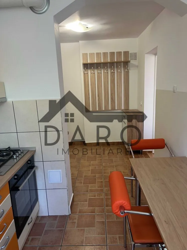 De inchiriat apartament 2 camere Cornisa - De inchiriat pe termen lung apartament cu 2 camere in cartierul Cornisa pe str.Nicolae Grigorescu nr 6.
Este recent renovat si utilat.
Se afla la etajul 4 din 4 intr-o zona linitita cu vedere la platou.
Este dotat cu aparate casnice noi(aer conditionat,cuptor electric,masina de spalat etc)
Chiria este de 450 E/luna.