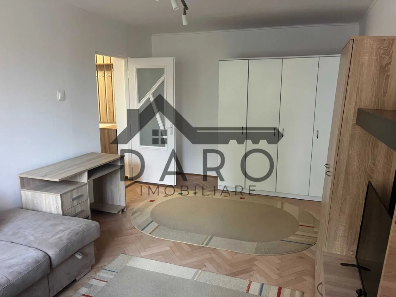 De inchiriat apartament 2 camere Cornisa - De inchiriat pe termen lung apartament cu 2 camere in cartierul Cornisa pe str.Nicolae Grigorescu nr 6.
Este recent renovat si utilat.
Se afla la etajul 4 din 4 intr-o zona linitita cu vedere la platou.
Este dotat cu aparate casnice noi(aer conditionat,cuptor electric,masina de spalat etc)
Chiria este de 450 E/luna.