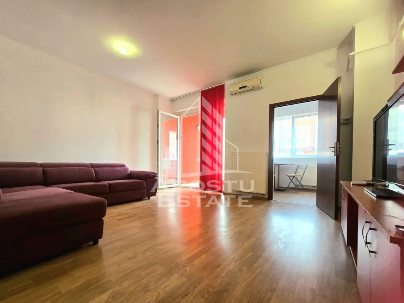 Apartament o camera Ared Uta - Apostu Estate va propune spre inchiriere un apartament cu o camera situat in complexul rezidential Ared UTA, una dintre cele mai cautate si moderne zone ale orasului Arad.

Apartamentul are o suprafata utila de 45 mp si este situat la etajul 4 al unui bloc cu lift, oferind confort si functionalitate.

Este complet mobilat si utilat, gata pentru mutare imediata. Dispune de centrala proprie, aparat de aer conditionat, TV, dulapuri, pat, masina de spalat si electrocasnice functionale.

Bucataria este separata si inchisa, complet mobilata si utilata (plita, hota, chiuveta, dulapuri spatioase), oferind un spatiu generos pentru gatit si servit masa.

Zona este excelent conectata la mijloace de transport, centre comerciale (Kaufland, Atrium Mall), restaurante, farmacii, parcuri si sali de fitness.

Apartamentul este ideal pentru o persoana sau un cuplu care cauta confort, siguranta si acces rapid la toate facilitatile orasului.

Disponibil imediat!
CP:2703715
Pentru mai multe detalii si programarea unei vizionari, nu ezitati sa ne contactati!