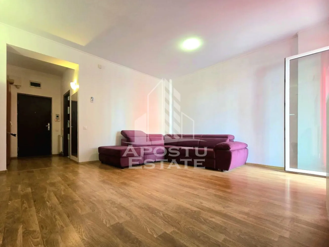 Apartament o camera Ared Uta - Apostu Estate va propune spre inchiriere un apartament cu o camera situat in complexul rezidential Ared UTA, una dintre cele mai cautate si moderne zone ale orasului Arad.

Apartamentul are o suprafata utila de 45 mp si este situat la etajul 4 al unui bloc cu lift, oferind confort si functionalitate.

Este complet mobilat si utilat, gata pentru mutare imediata. Dispune de centrala proprie, aparat de aer conditionat, TV, dulapuri, pat, masina de spalat si electrocasnice functionale.

Bucataria este separata si inchisa, complet mobilata si utilata (plita, hota, chiuveta, dulapuri spatioase), oferind un spatiu generos pentru gatit si servit masa.

Zona este excelent conectata la mijloace de transport, centre comerciale (Kaufland, Atrium Mall), restaurante, farmacii, parcuri si sali de fitness.

Apartamentul este ideal pentru o persoana sau un cuplu care cauta confort, siguranta si acces rapid la toate facilitatile orasului.

Disponibil imediat!
CP:2703715
Pentru mai multe detalii si programarea unei vizionari, nu ezitati sa ne contactati!
