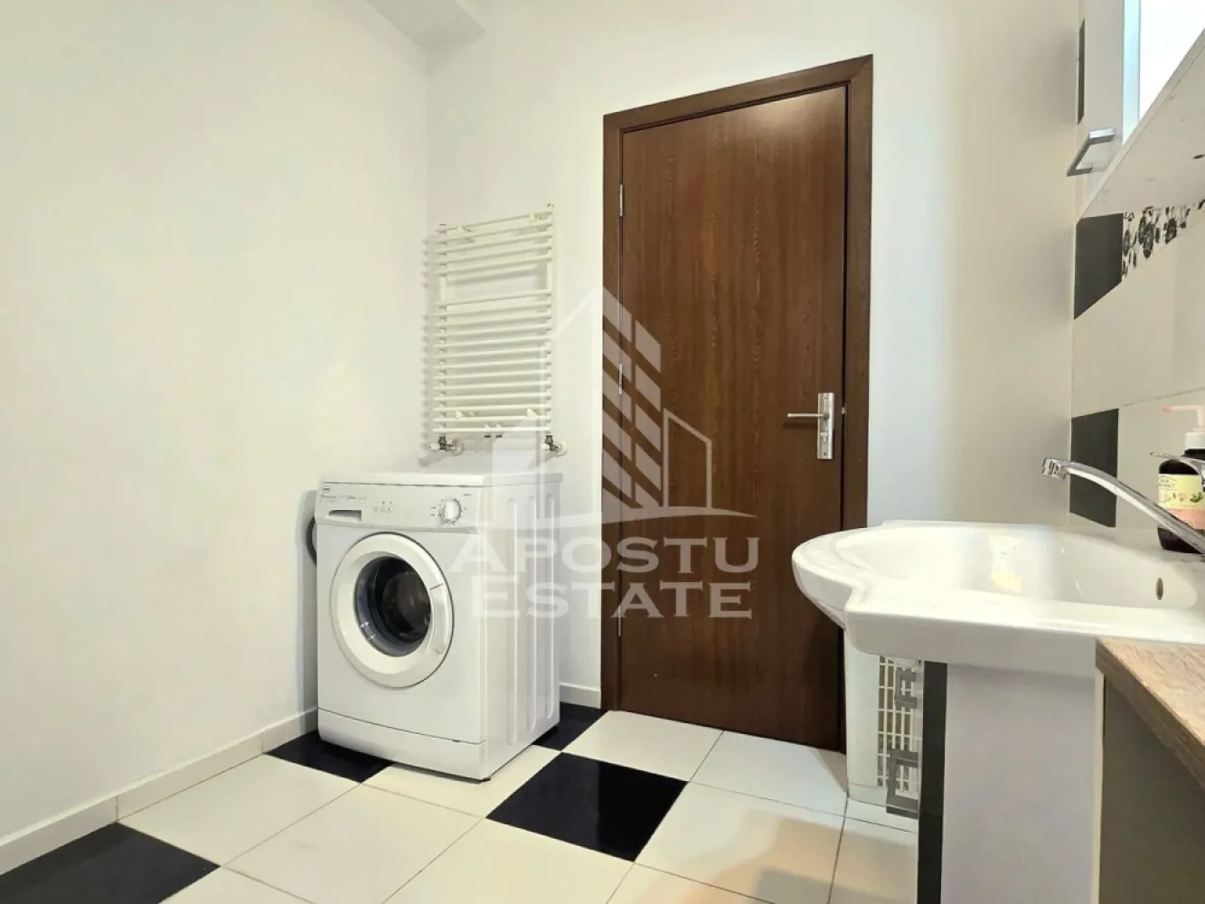 Apartament o camera Ared Uta - Apostu Estate va propune spre inchiriere un apartament cu o camera situat in complexul rezidential Ared UTA, una dintre cele mai cautate si moderne zone ale orasului Arad.

Apartamentul are o suprafata utila de 45 mp si este situat la etajul 4 al unui bloc cu lift, oferind confort si functionalitate.

Este complet mobilat si utilat, gata pentru mutare imediata. Dispune de centrala proprie, aparat de aer conditionat, TV, dulapuri, pat, masina de spalat si electrocasnice functionale.

Bucataria este separata si inchisa, complet mobilata si utilata (plita, hota, chiuveta, dulapuri spatioase), oferind un spatiu generos pentru gatit si servit masa.

Zona este excelent conectata la mijloace de transport, centre comerciale (Kaufland, Atrium Mall), restaurante, farmacii, parcuri si sali de fitness.

Apartamentul este ideal pentru o persoana sau un cuplu care cauta confort, siguranta si acces rapid la toate facilitatile orasului.

Disponibil imediat!
CP:2703715
Pentru mai multe detalii si programarea unei vizionari, nu ezitati sa ne contactati!