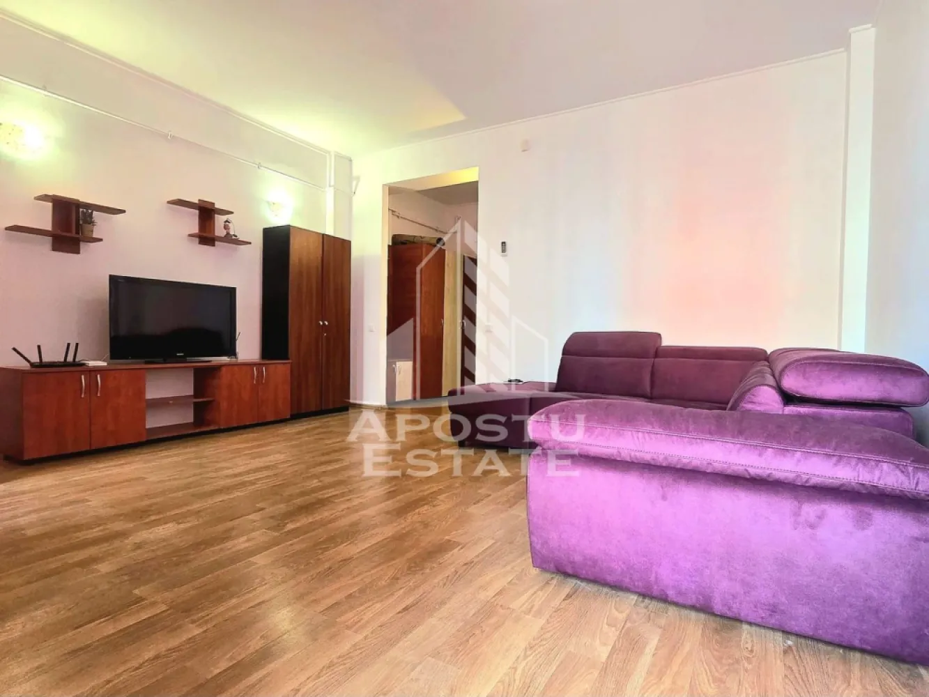 Apartament o camera Ared Uta - Apostu Estate va propune spre inchiriere un apartament cu o camera situat in complexul rezidential Ared UTA, una dintre cele mai cautate si moderne zone ale orasului Arad.

Apartamentul are o suprafata utila de 45 mp si este situat la etajul 4 al unui bloc cu lift, oferind confort si functionalitate.

Este complet mobilat si utilat, gata pentru mutare imediata. Dispune de centrala proprie, aparat de aer conditionat, TV, dulapuri, pat, masina de spalat si electrocasnice functionale.

Bucataria este separata si inchisa, complet mobilata si utilata (plita, hota, chiuveta, dulapuri spatioase), oferind un spatiu generos pentru gatit si servit masa.

Zona este excelent conectata la mijloace de transport, centre comerciale (Kaufland, Atrium Mall), restaurante, farmacii, parcuri si sali de fitness.

Apartamentul este ideal pentru o persoana sau un cuplu care cauta confort, siguranta si acces rapid la toate facilitatile orasului.

Disponibil imediat!
CP:2703715
Pentru mai multe detalii si programarea unei vizionari, nu ezitati sa ne contactati!