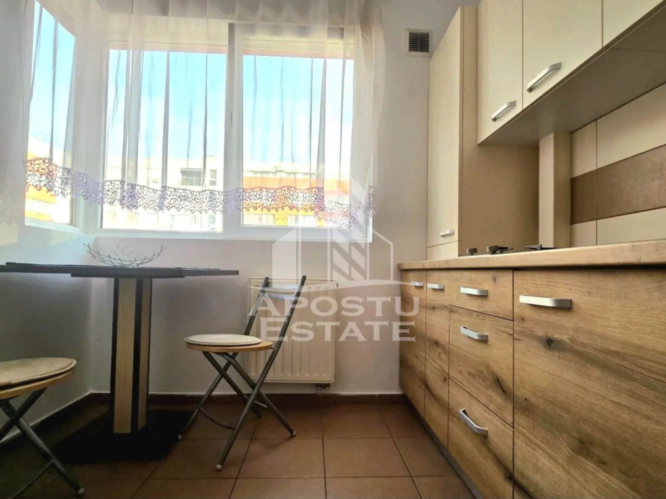 Apartament o camera Ared Uta - Apostu Estate va propune spre inchiriere un apartament cu o camera situat in complexul rezidential Ared UTA, una dintre cele mai cautate si moderne zone ale orasului Arad.

Apartamentul are o suprafata utila de 45 mp si este situat la etajul 4 al unui bloc cu lift, oferind confort si functionalitate.

Este complet mobilat si utilat, gata pentru mutare imediata. Dispune de centrala proprie, aparat de aer conditionat, TV, dulapuri, pat, masina de spalat si electrocasnice functionale.

Bucataria este separata si inchisa, complet mobilata si utilata (plita, hota, chiuveta, dulapuri spatioase), oferind un spatiu generos pentru gatit si servit masa.

Zona este excelent conectata la mijloace de transport, centre comerciale (Kaufland, Atrium Mall), restaurante, farmacii, parcuri si sali de fitness.

Apartamentul este ideal pentru o persoana sau un cuplu care cauta confort, siguranta si acces rapid la toate facilitatile orasului.

Disponibil imediat!
CP:2703715
Pentru mai multe detalii si programarea unei vizionari, nu ezitati sa ne contactati!