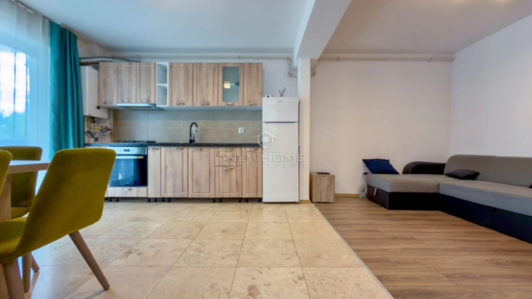 Apartament 2 camere Parcare, în zona Dambul Rotund - NewHOME Imobiliare ofera spre închiriere un apartament modern cu 2 camere, situat în zona Dambul Rotund. în cartierul in complexul EGO Residence, amplasat la etajul 1 din 6 al unui imobil finalizat in anul 2020.

Apartamentul beneficiază de finisaje moderne, oferind un confort pentru viitorii chiriași.

Compartiment astfel: Living open-space imreuna cu bucătăria, dormitor spațios, baie, balcon.

Apartamentul este dotat cu centrala termica proprie și electrocasnicele necesare.

Dispune de loc de parcare în garajul subteran, inclus in pret.

Disponibil imediat. Nu se acceptă animale de companie.

Pentru mai multe informații sau pentru programarea unei vizionări, nu ezitați să ne contactați.