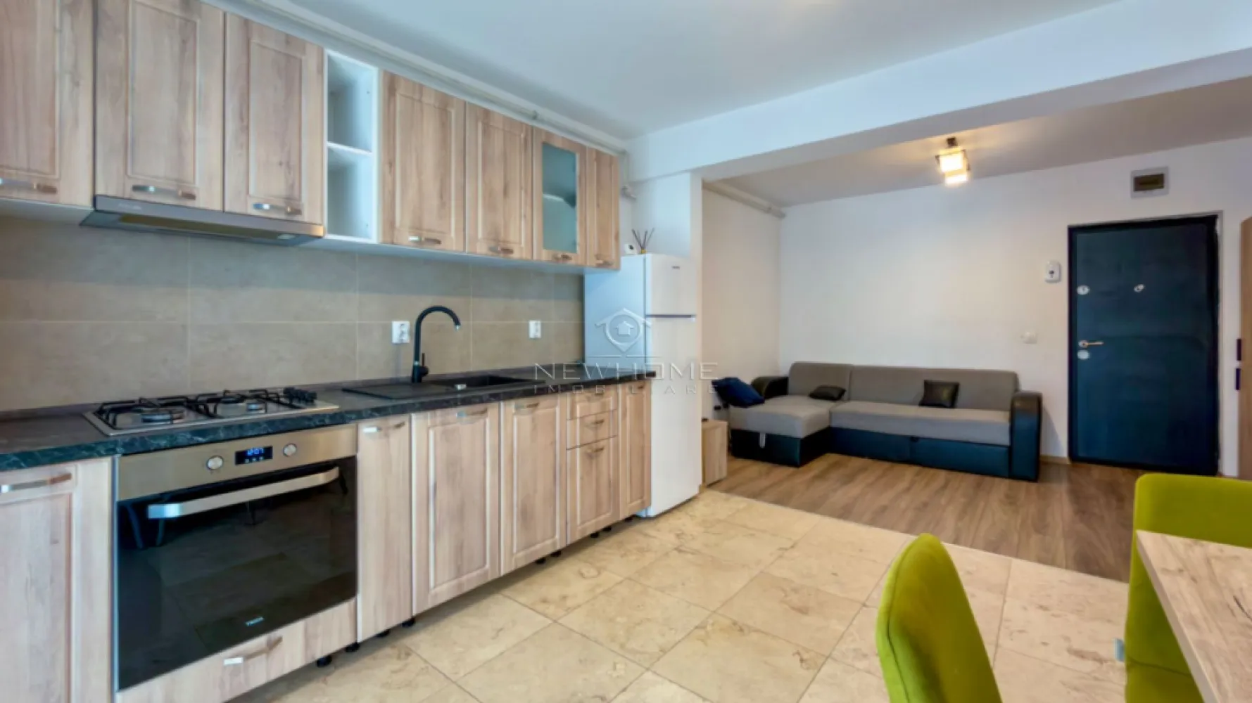 Apartament 2 camere Parcare, în zona Dambul Rotund - NewHOME Imobiliare ofera spre închiriere un apartament modern cu 2 camere, situat în zona Dambul Rotund. în cartierul in complexul EGO Residence, amplasat la etajul 1 din 6 al unui imobil finalizat in anul 2020.

Apartamentul beneficiază de finisaje moderne, oferind un confort pentru viitorii chiriași.

Compartiment astfel: Living open-space imreuna cu bucătăria, dormitor spațios, baie, balcon.

Apartamentul este dotat cu centrala termica proprie și electrocasnicele necesare.

Dispune de loc de parcare în garajul subteran, inclus in pret.

Disponibil imediat. Nu se acceptă animale de companie.

Pentru mai multe informații sau pentru programarea unei vizionări, nu ezitați să ne contactați.