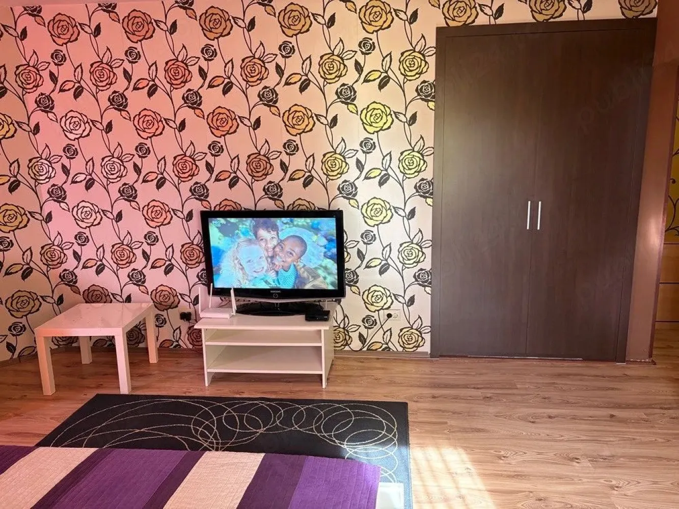 De inchiriat apartament cu o camera, Faleza, etaj 7/7, 350 euro - Se ofera spre închiriere un apartament cu 1 cameră, situat în prestigioasa zonă Mazepa 1, la etajul 7 din 7, cu o vedere spectaculoasă către Dunăre.
Apartamentul este complet mobilat și utilat, fiind ideal pentru o persoană sau un cuplu care își dorește confort și o locație excelentă. Luminos și primitor, acesta oferă toate condițiile necesare pentru mutare imediată.
- Vedere panoramică la Dunăre
- Etaj 7/7
- Complet mobilat și utilat
- Zonă excelentă, aproape de faleză, magazine și mijloace de transport
- Disponibil imediat
Preț: 350 Euro/lună
Garantie returnabila 350 euro.
Se percepe comision de tranzactionare.
Pentru detalii suplimentare și programarea unei vizionări, nu ezitați să mă contactați 0741.030.291 Marilena, Agentia Mag Invest.
