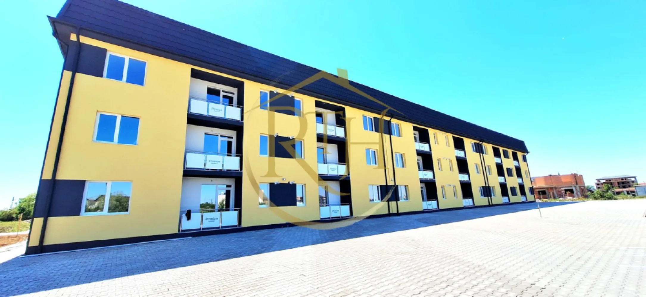 Oferim spre vanzare apartamente noi, 0% Comision, situate in Giroc - Avem deosebita placere de a va oferi spre vanzare, direct de la dezvoltator Premium Residence, aparamente cu 1 camera, 2 camere si 3 camere, situate in cel mai nou complex rezidential din zona Calea Urseni, complex in plina dezvoltare .
Apartamentele se predau la cheie, finisaje de lux de cea mai buna calitate si compartimentare eficienta care satisface toate nevoile clientilor nostri ( decomandate sau semidecomandate ), spatiile sunt generoase si cu multa lumina naturala.
Complexul Premium Residence se afla in zona Calea Urseni, in apropiere de Centre Comerciale, magazine si supermarket.uri precum, Profi, Lidl, Mega, Continental .
Constructia este din caramida poroterm, izolatie eficienta, geamuri termopan, iar confortul termic este asigurat cu ajutorul centralei pe gaz si incalzire in pardoseala .
Locuitorii complexului Premium Residence beneficieaza la achizitionarea unui apartament si de un loc de parcare GRATUIT, loc de joaca pentru copii, parcuri, suport pentru biciclete, iluminat stradal si supraveghere video pentru fiecare imobil .
Acceptăm orice tip de credit bancar şi oferim GRATUIT consultanţă în vederea obţinerii unui credit pentru achiziţionarea imediată a unui apartament din complexul Premium Residence .
Preturile incep de la : - 1 camera - 37 mp - 71500 euro
- 2 camere - de la 43 mp la 50 mp - intre 79500 euro pana la 90000 euro
- 3 camere - 58 mp - 101000 euro .
Acum poti viziona si online accesand link.ul de youtube : https://youtu.be/Jlw0RFwvRIg?is=K5s0L9a9JX1IZ7Wa
Proprietatre reprezentata de RealTimHouse.ro - Un pas spre un loc doar al tau !
Va asteptam cu drag la o vizionare .