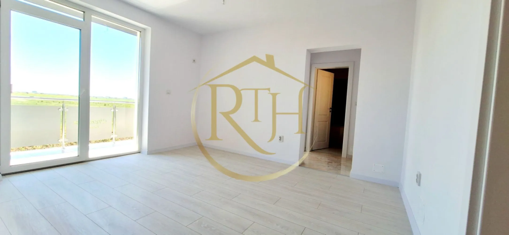 Oferim spre vanzare apartamente noi, 0% Comision, situate in Giroc - Avem deosebita placere de a va oferi spre vanzare, direct de la dezvoltator Premium Residence, aparamente cu 1 camera, 2 camere si 3 camere, situate in cel mai nou complex rezidential din zona Calea Urseni, complex in plina dezvoltare .
Apartamentele se predau la cheie, finisaje de lux de cea mai buna calitate si compartimentare eficienta care satisface toate nevoile clientilor nostri ( decomandate sau semidecomandate ), spatiile sunt generoase si cu multa lumina naturala.
Complexul Premium Residence se afla in zona Calea Urseni, in apropiere de Centre Comerciale, magazine si supermarket.uri precum, Profi, Lidl, Mega, Continental .
Constructia este din caramida poroterm, izolatie eficienta, geamuri termopan, iar confortul termic este asigurat cu ajutorul centralei pe gaz si incalzire in pardoseala .
Locuitorii complexului Premium Residence beneficieaza la achizitionarea unui apartament si de un loc de parcare GRATUIT, loc de joaca pentru copii, parcuri, suport pentru biciclete, iluminat stradal si supraveghere video pentru fiecare imobil .
Acceptăm orice tip de credit bancar şi oferim GRATUIT consultanţă în vederea obţinerii unui credit pentru achiziţionarea imediată a unui apartament din complexul Premium Residence .
Preturile incep de la : - 1 camera - 37 mp - 71500 euro
- 2 camere - de la 43 mp la 50 mp - intre 79500 euro pana la 90000 euro
- 3 camere - 58 mp - 101000 euro .
Acum poti viziona si online accesand link.ul de youtube : https://youtu.be/Jlw0RFwvRIg?is=K5s0L9a9JX1IZ7Wa
Proprietatre reprezentata de RealTimHouse.ro - Un pas spre un loc doar al tau !
Va asteptam cu drag la o vizionare .