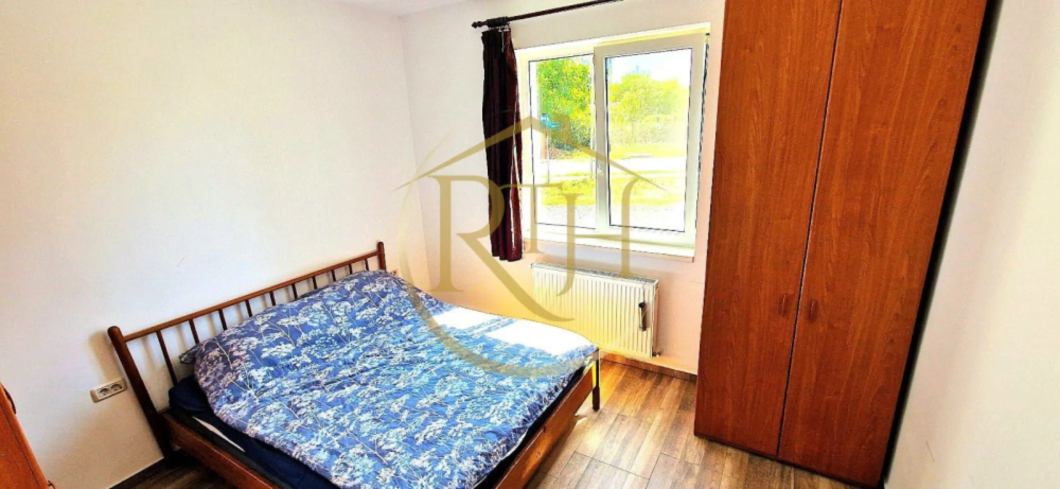 Oferim spre inchirere apartament modern cu 2 camere, open space – Giroc - Va propunem spre inchiriere un apartament modern si bine compartimentat, cu 2 camere, situat la parterul unui bloc nou, intr-o zona linistita si foarte bine conectata din Giroc. Proprietatea imbina confortul unui spatiu locativ functional cu avantajele unei locatii privilegiate, ceea ce o transforma intr-o alegere potrivita atat pentru rezidenta permanenta, cat si pentru relocare pe termen mediu sau lung.

Localizare si facilitati
Apartamentul se afla intr-o zona rezidentiala apreciata, aflata la cateva minute de mers pe jos fata de statii pentru mijloacele de transport in comun, ceea ce asigura acces rapid catre principalele puncte de interes din oras. In proximitate sunt disponibile numeroase facilitati care aduc un plus de confort vietii cotidiene: supermarketuri precum Penny, Lidl, Profi sau Mega Image, magazine si branduri cunoscute precum Sinsay, Pepco, KIK, farmacii, centru medical, sala de sport, benzinarie Rompetrol . Zona ofera, de asemenea, multiple optiuni pentru petrecerea timpului liber, cum ar fi Pizzeria Il Locale, Pasa Garden sau parcul David Voniga, ideale pentru relaxare si socializare. Totodata, prezenta scolilor si liceelor in apropiere face ca aceasta proprietate sa fie potrivita si pentru familiile cu copii.

Descrierea apartamentului
Locuinta se inchiriaza complet mobilata si utilata, fiind conceputa pentru a raspunde celor mai inalte standarde de confort. Compartimentarea este eficienta si include un living generos in stil open space, integrat cu o bucatarie complet echipata, un dormitor matrimonial spatios si o baie moderna dotata cu cada. Spatiile au fost gandite astfel incat sa ofere atat functionalitate, cat si un ambient placut si primitor.

Dotari si beneficii
Apartamentul este echipat cu masina de spalat rufe, frigider, aragaz, hota, televizor si aparat de aer conditionat, toate alese pentru a oferi confortul necesar unui trai cotidian lipsit de griji. Incalzirea se realizeaza prin centrala termica proprie pe gaz, cu contorizare individuala, ceea ce permite un control optim al consumului si, implicit, costuri reduse de intretinere. In plus, locuinta dispune de un loc de parcare privat, inclus in pretul chiriei, oferind un avantaj important pentru rezidentii motorizati.

Profilul chiriasului
Proprietatea se adreseaza atat persoanelor singure, cat si cuplurilor sau familiilor care isi doresc un apartament modern, curat, bine pozitionat si cu acces facil la toate facilitatile esentiale ale vietii de zi cu zi.
Nu se accepta animale de companie.

Conditii de inchiriere:
Pretul chiriei este de 350 euro/luna, la care se adauga o garantie in valoare de 350 euro si comisionul agentiei.

Aceasta oferta este prezentata de RealTimHouse.ro – partenerul dumneavoastra de incredere in gasirea locuintei potrivite.