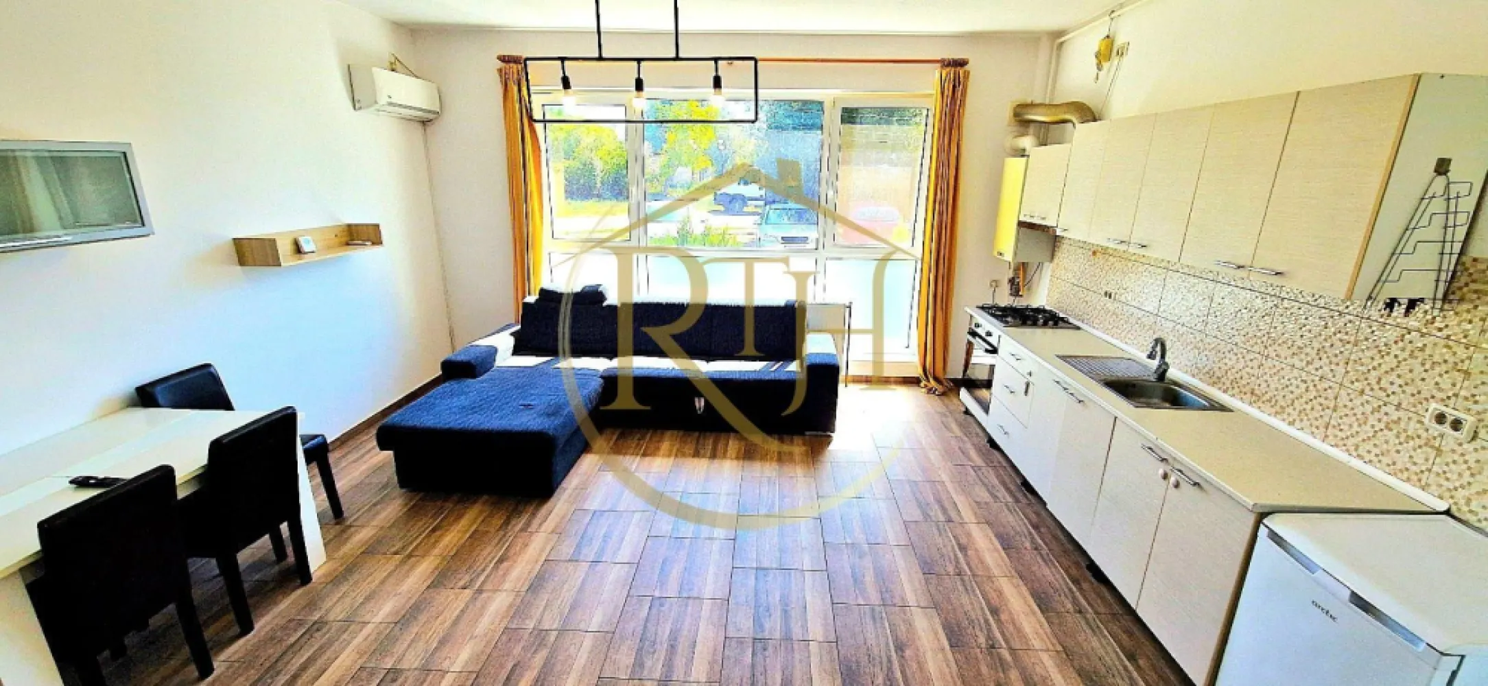 Oferim spre inchirere apartament modern cu 2 camere, open space – Giroc - Va propunem spre inchiriere un apartament modern si bine compartimentat, cu 2 camere, situat la parterul unui bloc nou, intr-o zona linistita si foarte bine conectata din Giroc. Proprietatea imbina confortul unui spatiu locativ functional cu avantajele unei locatii privilegiate, ceea ce o transforma intr-o alegere potrivita atat pentru rezidenta permanenta, cat si pentru relocare pe termen mediu sau lung.

Localizare si facilitati
Apartamentul se afla intr-o zona rezidentiala apreciata, aflata la cateva minute de mers pe jos fata de statii pentru mijloacele de transport in comun, ceea ce asigura acces rapid catre principalele puncte de interes din oras. In proximitate sunt disponibile numeroase facilitati care aduc un plus de confort vietii cotidiene: supermarketuri precum Penny, Lidl, Profi sau Mega Image, magazine si branduri cunoscute precum Sinsay, Pepco, KIK, farmacii, centru medical, sala de sport, benzinarie Rompetrol . Zona ofera, de asemenea, multiple optiuni pentru petrecerea timpului liber, cum ar fi Pizzeria Il Locale, Pasa Garden sau parcul David Voniga, ideale pentru relaxare si socializare. Totodata, prezenta scolilor si liceelor in apropiere face ca aceasta proprietate sa fie potrivita si pentru familiile cu copii.

Descrierea apartamentului
Locuinta se inchiriaza complet mobilata si utilata, fiind conceputa pentru a raspunde celor mai inalte standarde de confort. Compartimentarea este eficienta si include un living generos in stil open space, integrat cu o bucatarie complet echipata, un dormitor matrimonial spatios si o baie moderna dotata cu cada. Spatiile au fost gandite astfel incat sa ofere atat functionalitate, cat si un ambient placut si primitor.

Dotari si beneficii
Apartamentul este echipat cu masina de spalat rufe, frigider, aragaz, hota, televizor si aparat de aer conditionat, toate alese pentru a oferi confortul necesar unui trai cotidian lipsit de griji. Incalzirea se realizeaza prin centrala termica proprie pe gaz, cu contorizare individuala, ceea ce permite un control optim al consumului si, implicit, costuri reduse de intretinere. In plus, locuinta dispune de un loc de parcare privat, inclus in pretul chiriei, oferind un avantaj important pentru rezidentii motorizati.

Profilul chiriasului
Proprietatea se adreseaza atat persoanelor singure, cat si cuplurilor sau familiilor care isi doresc un apartament modern, curat, bine pozitionat si cu acces facil la toate facilitatile esentiale ale vietii de zi cu zi.
Nu se accepta animale de companie.

Conditii de inchiriere:
Pretul chiriei este de 350 euro/luna, la care se adauga o garantie in valoare de 350 euro si comisionul agentiei.

Aceasta oferta este prezentata de RealTimHouse.ro – partenerul dumneavoastra de incredere in gasirea locuintei potrivite.