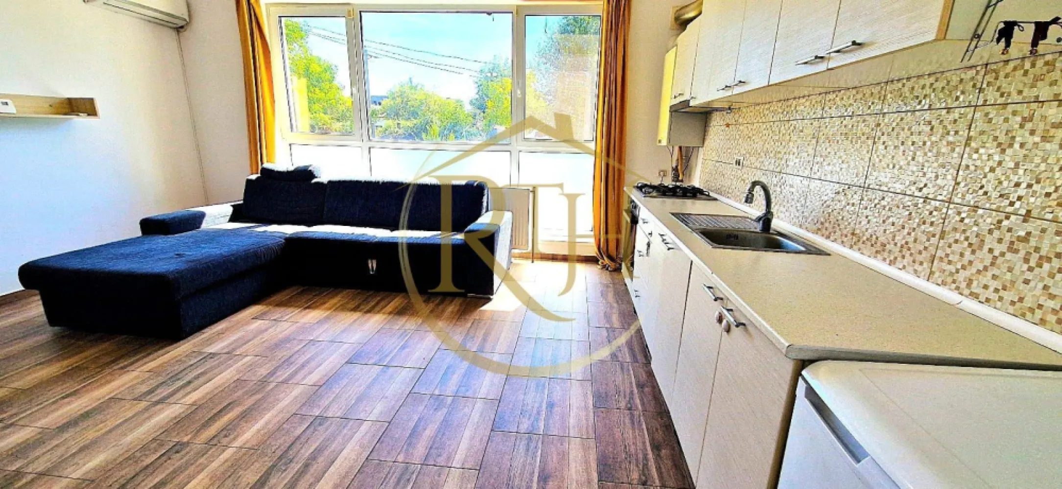 Oferim spre inchirere apartament modern cu 2 camere, open space – Giroc - Va propunem spre inchiriere un apartament modern si bine compartimentat, cu 2 camere, situat la parterul unui bloc nou, intr-o zona linistita si foarte bine conectata din Giroc. Proprietatea imbina confortul unui spatiu locativ functional cu avantajele unei locatii privilegiate, ceea ce o transforma intr-o alegere potrivita atat pentru rezidenta permanenta, cat si pentru relocare pe termen mediu sau lung.

Localizare si facilitati
Apartamentul se afla intr-o zona rezidentiala apreciata, aflata la cateva minute de mers pe jos fata de statii pentru mijloacele de transport in comun, ceea ce asigura acces rapid catre principalele puncte de interes din oras. In proximitate sunt disponibile numeroase facilitati care aduc un plus de confort vietii cotidiene: supermarketuri precum Penny, Lidl, Profi sau Mega Image, magazine si branduri cunoscute precum Sinsay, Pepco, KIK, farmacii, centru medical, sala de sport, benzinarie Rompetrol . Zona ofera, de asemenea, multiple optiuni pentru petrecerea timpului liber, cum ar fi Pizzeria Il Locale, Pasa Garden sau parcul David Voniga, ideale pentru relaxare si socializare. Totodata, prezenta scolilor si liceelor in apropiere face ca aceasta proprietate sa fie potrivita si pentru familiile cu copii.

Descrierea apartamentului
Locuinta se inchiriaza complet mobilata si utilata, fiind conceputa pentru a raspunde celor mai inalte standarde de confort. Compartimentarea este eficienta si include un living generos in stil open space, integrat cu o bucatarie complet echipata, un dormitor matrimonial spatios si o baie moderna dotata cu cada. Spatiile au fost gandite astfel incat sa ofere atat functionalitate, cat si un ambient placut si primitor.

Dotari si beneficii
Apartamentul este echipat cu masina de spalat rufe, frigider, aragaz, hota, televizor si aparat de aer conditionat, toate alese pentru a oferi confortul necesar unui trai cotidian lipsit de griji. Incalzirea se realizeaza prin centrala termica proprie pe gaz, cu contorizare individuala, ceea ce permite un control optim al consumului si, implicit, costuri reduse de intretinere. In plus, locuinta dispune de un loc de parcare privat, inclus in pretul chiriei, oferind un avantaj important pentru rezidentii motorizati.

Profilul chiriasului
Proprietatea se adreseaza atat persoanelor singure, cat si cuplurilor sau familiilor care isi doresc un apartament modern, curat, bine pozitionat si cu acces facil la toate facilitatile esentiale ale vietii de zi cu zi.
Nu se accepta animale de companie.

Conditii de inchiriere:
Pretul chiriei este de 350 euro/luna, la care se adauga o garantie in valoare de 350 euro si comisionul agentiei.

Aceasta oferta este prezentata de RealTimHouse.ro – partenerul dumneavoastra de incredere in gasirea locuintei potrivite.