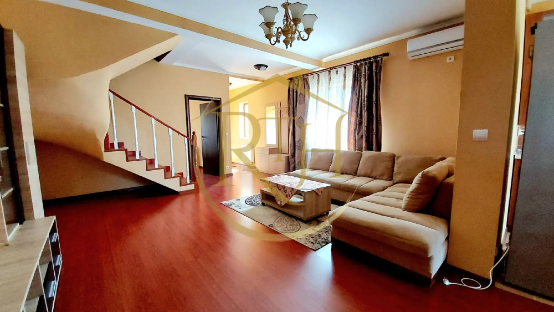 Oferim spre inchiriere casa-duplex,4 camere,Dumbravita aproape de Lidl - Vă propunem spre închiriere o locuință tip duplex, amplasată într-o zonă deosebit de avantajoasă din Dumbrăvița, pe o stradă asfaltată, la doar câțiva pași de Lidl și cu acces rapid către principalele artere ale orașului. Proprietatea se remarcă prin compartimentarea eficientă, spațiile generoase și amenajarea modernă, oferind confortul necesar unei familii.

Parterul este conceput pentru a asigura o zonă de zi luminoasă și primitoare, fiind compus din hol de acces, living open-space cu bucătărie complet utilată și ieșire directă pe terasa acoperită, un dormitor cu pat matrimonial și o baie dotată cu cabină de duș.
Etajul găzduiește două dormitoare spațioase, dintre care unul beneficiază de balcon propriu, o baie echipată cu cadă și mașină de spălat, precum și un dressing generos, ideal pentru organizare.
Locuința este complet mobilată și utilată cu electrocasnice moderne: frigider, aragaz, hotă, mașină de spălat rufe, precum și trei aparate de aer condiționat pentru confort termic optim pe tot parcursul anului. Încălzirea se realizează prin centrală termică pe gaz și calorifere.
Exteriorul este amenajat cu gazon prevăzut cu sistem de irigare automatizat, pomi fructiferi, terasă acoperită, zonă pentru grătar și spațiu de depozitare – un cadru perfect pentru relaxare și activități în aer liber.

Se închiriază exclusiv unei familii sau unui grup de maximum patru persoane.
Pentru vizionare online, accesați linkul: https://youtu.be/3aoP7TwFYHw?feature=shared .

Preț chirie: 850 euro/lună
Garanție: 850 euro
Se percepe comision agentie .
Proprietatea este reprezentată în exclusivitate de RealTimHouse.ro – Un pas spre un loc doar al tău!