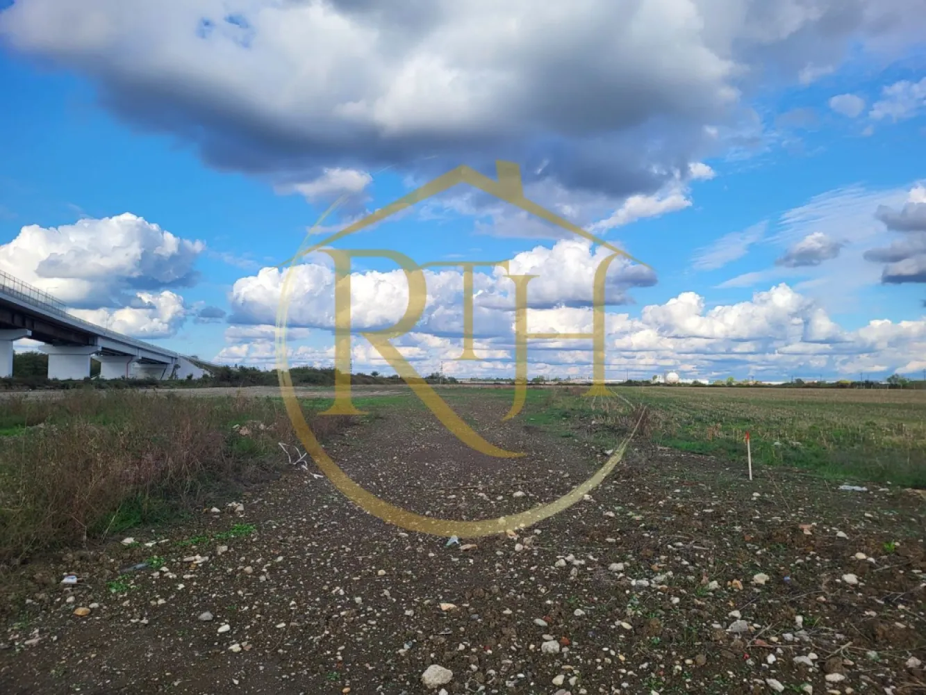 Vand teren Calea Urseni - Vă propunem spre vânzare un teren intravilan cu poziționare excelentă în localitatea Urseni, pe strada Timișorii, amplasat în vatra satului, într-o zonă aflată în plină dezvoltare rezidențială și cu acces rapid către Timișoara.

Proprietatea beneficiază de o suprafață totală de 2.870 mp și de un front stradal generos de 28,67 metri liniari, oferind multiple posibilități de valorificare, fiind ideală atât pentru construirea unei locuințe individuale deosebite, cât și pentru dezvoltarea unui proiect rezidențial cu duplexuri.

Caracteristici teren:
Suprafață totală: 2.870 mp
Front stradal: 28,67 ml
Front posterior: 22,90 ml
Adâncime: aproximativ 131 ml
Teren intravilan
Geometrie și măsurători realizate de Expert Topograf
Acces direct din drum principal asfaltat
Documentație urbanistică disponibilă
Parametri urbanistici:
Regim de înălțime: P + 1E + M
POT (Procent de Ocupare a Terenului): 30%
Înălțime maximă la cornișă: 8 metri

Acești indicatori urbanistici permit dezvoltarea unor construcții moderne și eficiente, atât pentru uz personal, cât și pentru investiții imobiliare.

Utilități disponibile:
Gaz la limita proprietății
Curent electric la limita proprietății
Rețea de apă la limita proprietății
Canalizare în curs de implementare în zonă
Localizare avantajoasă:
Situat în vatra satului Urseni
La aproximativ 2 minute de centrul localității și de magazine
La doar 2 minute de Centura Sud a Timișoarei
Conexiune rapidă către Autostrada A1
Acces facil și prin Moșnița Nouă, aflată la aproximativ 5 minute distanță
Zonă liniștită, cu numeroase construcții noi și perspectivă excelentă de dezvoltare

Terenul reprezintă o oportunitate rară pentru cei care caută o proprietate cu suprafață generoasă, acces facil, utilități în apropiere și documentație urbanistică clară, într-una dintre cele mai căutate zone din apropierea Timișoarei.

Preț: 95 €/mp, usor negociabil.

Pentru detalii suplimentare și programarea unei vizionări, vă invităm să ne contactați.

Proprietate reprezentată de RealTimHouse.ro – Un pas spre un loc doar al tău!