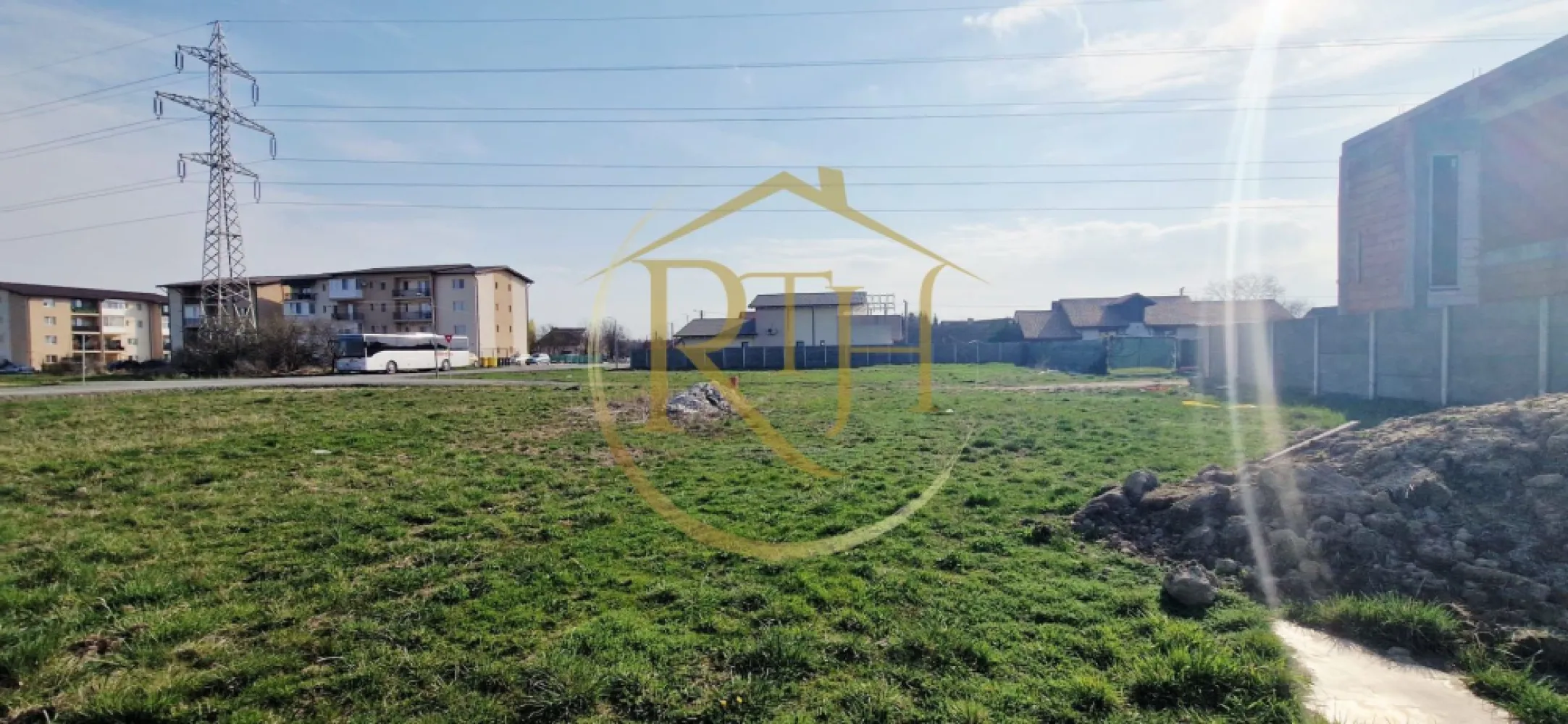 Vand teren intravilan cu proiect si autorizatie de constructie in Giroc - Vă prezentăm o proprietate cu adevărat valoroasă, ideală pentru construcția unei locuințe moderne sau pentru investiție sigură: teren intravilan în suprafață de 454 mp, poziționat excelent, cu 3 fronturi stradale, dintre care frontul principal măsoară 17 ml.

Unul dintre marile avantaje ale acestui teren este faptul că se vinde cu autorizație de construcție valabilă și proiect complet inclus, pentru o locuință cu regim de înălțime P + M (parter + mansardă) – ceea ce permite demararea imediată a construcției, fără întârzieri sau costuri suplimentare pentru documentație.

Caracteristici și beneficii:

Suprafață teren: 454 mp
Front stradal principal: 17 ml
3 fronturi stradale – acces facil și versatilitate în proiectare
Toate utilitățile la limita proprietății (apă, gaz, curent, canalizare)
Autorizație de construcție inclusă
Proiect complet inclus în preț

Regim urbanistic:

Regim de înălțime: P + 1E + M

Destinație: locuință individuală sau duplex

POT: 35%

CUT: 1.05

Datorită poziționării și configurației, terenul oferă multiple posibilități de dezvoltare, fiind potrivit atât pentru locuință personală, cât și pentru proiecte imobiliare.

Preț: 125.000 euro (negociabil)/ nu se plateste comision.

Pentru informații suplimentare sau programarea unei vizionări, vă stăm la dispoziție.
Investiție sigură, cu toate etapele pregătite pentru construcție!

Proprietate reprezentată de RealTimHouse.ro - Un pas spre un loc doar al tău!