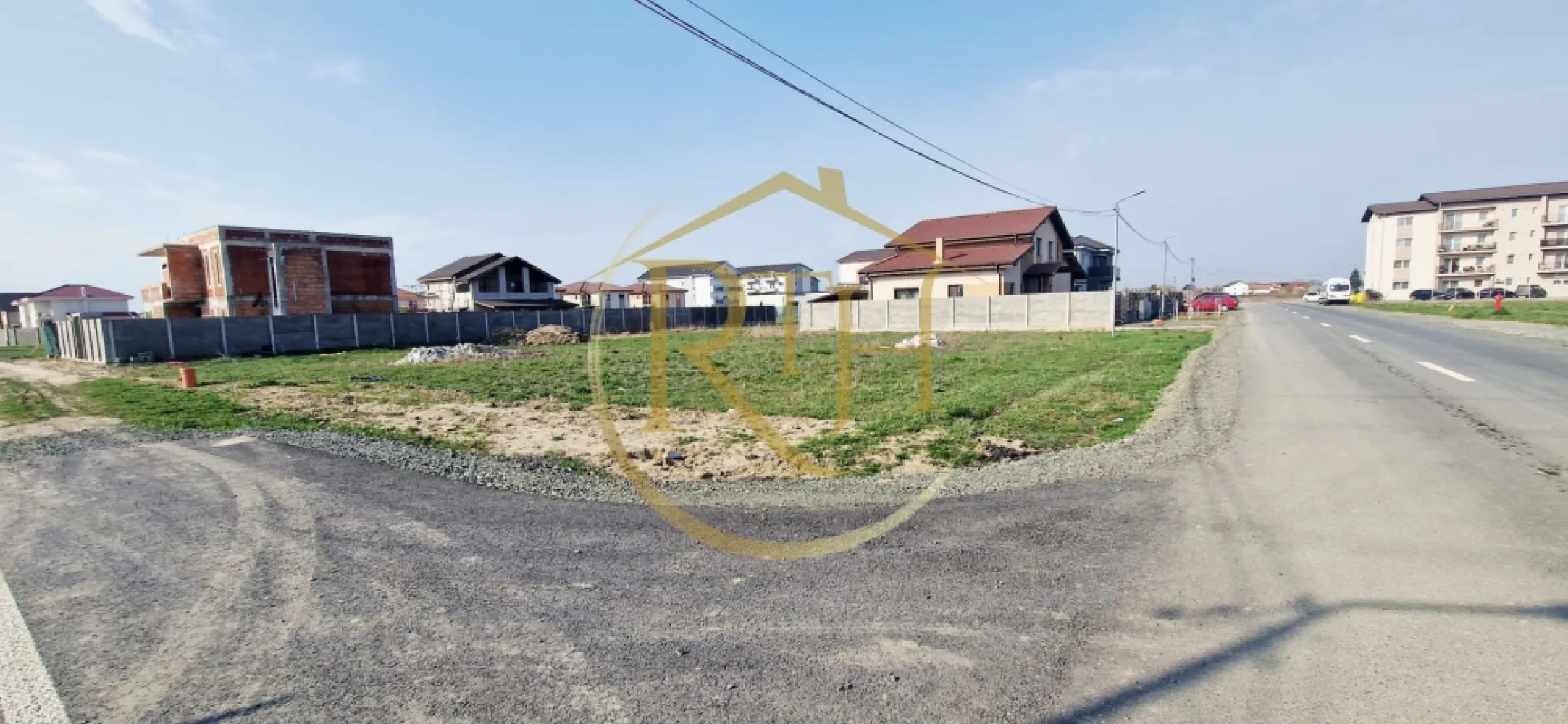 Casă individuală în Giroc – Proiect nou, intimitate și confort pe teren generos - Vă prezentăm spre vânzare o casă individuală, amplasată pe teren propriu, cu regim de înălțime Parter + Mansardă înaltă 

Această proprietate reprezintă o alegere ideală pentru cei care își doresc intimitate, independență și confort, beneficiind de avantajele unei construcții noi, cu posibilitatea personalizării finisajelor.

📐 Caracteristici tehnice:
Suprafață utilă: 113 mp
Amprentă la sol: 94 mp
Suprafață teren: 454 mp
Regim de înălțime: P + M

✅ Construcție tip casă individuală (fără pereți comuni)

🏠 Compartimentare eficientă și echilibrată:

Parter:

Hol de acces
Living generos cu bucătărie inchisa sau open-space , fiind la stadiu initial se poate opta pentru ambele variante
Baie cu duș
Birou / dormitor

Mansardă:

1 Dormitor matrimonial cu dressing spațios
1 Dormitor spatios si luminoas
Baie cu cadă
Hol

🌿 Avantajele unei case individuale:

🟢 Intimitate totală – fără vecini lipiți

🟢 Curte proprie generoasă, ideală pentru relaxare, grădină sau terasă

🟢 Acces facil pe parcelă cu 3 fronturi stradale

🟢 Posibilități multiple de amenajare exterioară

Alte beneficii:

Front principal: 16.93 ml, laterale: 15 ml
Acces asfaltat pe două laturi
Toate utilitățile la limita proprietății: gaz, curent, apă, canalizare
Terenul este in curs de imprejmuire cu gard de beton 

Poziționarea proprietății oferă acces rapid către toate facilitățile urbane importante:

aproximativ 3 minute până la Primărie
circa 5 minute până la Lidl, Penny și Profi
în proximitate: farmacie, biserică, spălătorie auto
acces facil la transport în comun
în apropiere de școală și grădiniță
parc pentru copii în zonă

Pret : 165000 euro pentru casa la rosu.
Casa se vinde si in stadiu gri si la cheie , pretul este negociabil. 
Nu se plateste comision agentie !!!

Proprietate reprezentată de RealTimHouse.ro - Un pas spre un loc doar al tău!