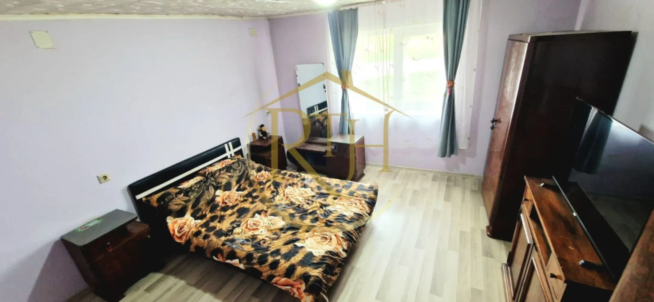 Vand casa recent renovata cu 900 mp curte si gradina in Carpinis - Ofer spre vânzare o proprietate completă și bine poziționată în comuna Cărpiniș, ideală pentru o familie care își dorește liniște, spațiu și confort, dar și acces rapid către Timișoara.

Casa este amplasată într-o zonă foarte bună a localității, la aproximativ 300 metri de magazinul Profi și de drumul principal, beneficiind de acces facil, stradă asfaltată și un front stradal generos de 17 metri, aspect care oferă inclusiv posibilități foarte bune pentru investiție sau dezvoltare ulterioară.

Proprietatea dispune de un teren în suprafață de 900 mp, oferind suficient spațiu pentru amenajarea unei grădini, foișor, terasă, zonă de relaxare, loc de joacă pentru copii sau chiar extinderea construcției existente.

Casa are o suprafață utilă de 98 mp și este compartimentată practic, cu încăperi luminoase și spațioase:

✔️ Dormitor matrimonial – 17 mp
✔️ Dormitor – 17 mp
✔️ Dormitor – 10 mp
✔️ Hol de intrare generos – 11 mp
✔️ Bucătărie spațioasă – 17 mp
✔️ Debara/cameră alimente – 3 mp
✔️ Cameră de depozitare – 13 mp

Unul dintre marile avantaje ale proprietății este faptul că imobilul a fost renovat în anul 2025, cu excepția unui singur dormitor. În cadrul renovării au fost refăcute instalațiile electrice și sanitare, ceea ce elimină costuri importante pentru viitorul proprietar și oferă siguranță și confort pe termen lung.

Încălzirea se realizează pe lemne, o variantă eficientă și economică pentru această zonă, iar casa beneficiază de geamuri termopan, contribuind la un confort termic mai bun și la reducerea costurilor de întreținere.

Bucătăria este amenajată cu mobilier realizat la comandă, gândit practic pentru utilizarea eficientă a spațiului și pentru un aspect modern și îngrijit.

Un alt aspect important este faptul că proiectul pentru introducerea gazului în comună se află în discuție la primărie pentru anul 2026, ceea ce reprezintă un avantaj și un plus de valoare pentru proprietate pe termen mediu.

Casa se vinde complet mobilată și utilată, exact cum se prezintă, fiind pregătită pentru mutare imediată. Este o variantă foarte bună pentru cei care caută o locuință funcțională, fără renovări majore și fără timp pierdut cu amenajări costisitoare.

Datorită terenului generos și frontului stradal de 17 metri, proprietatea prezintă și potențial investițional, existând posibilitatea dezvoltării unui duplex sau a unei alte construcții, în funcție de necesități.

Avantaje principale ale proprietății:
✅ Casă individuală
✅ Teren generos de 900 mp
✅ Front stradal 17 metri
✅ Stradă asfaltată
✅ Zonă bună și accesibilă
✅ La doar 27 km de Timișoara
✅ La 300 m de Profi și de drumul principal
✅ Instalații electrice și sanitare schimbate
✅ Geamuri termopan
✅ Încălzire pe lemne
✅ Mobilier de bucătărie realizat la comandă
✅ Posibilitate introducere gaz în comună
✅ Se vinde complet mobilată și utilată
✅ Posibilitate de dezvoltare/investiție

Proprietatea este potrivită atât pentru locuință permanentă, cât și pentru investiție, oferind un raport foarte bun între suprafață, poziționare și potențial.

Pret vanzare casa plus teren : 78 000 euro, nu se plateste comison agentie.

Pentru mai multe informații sau pentru stabilirea unei vizionări, vă stau la dispoziție.

Proprietatea este reprezentată de RealTimHouse.ro – Un pas spre un loc doar al tău!
