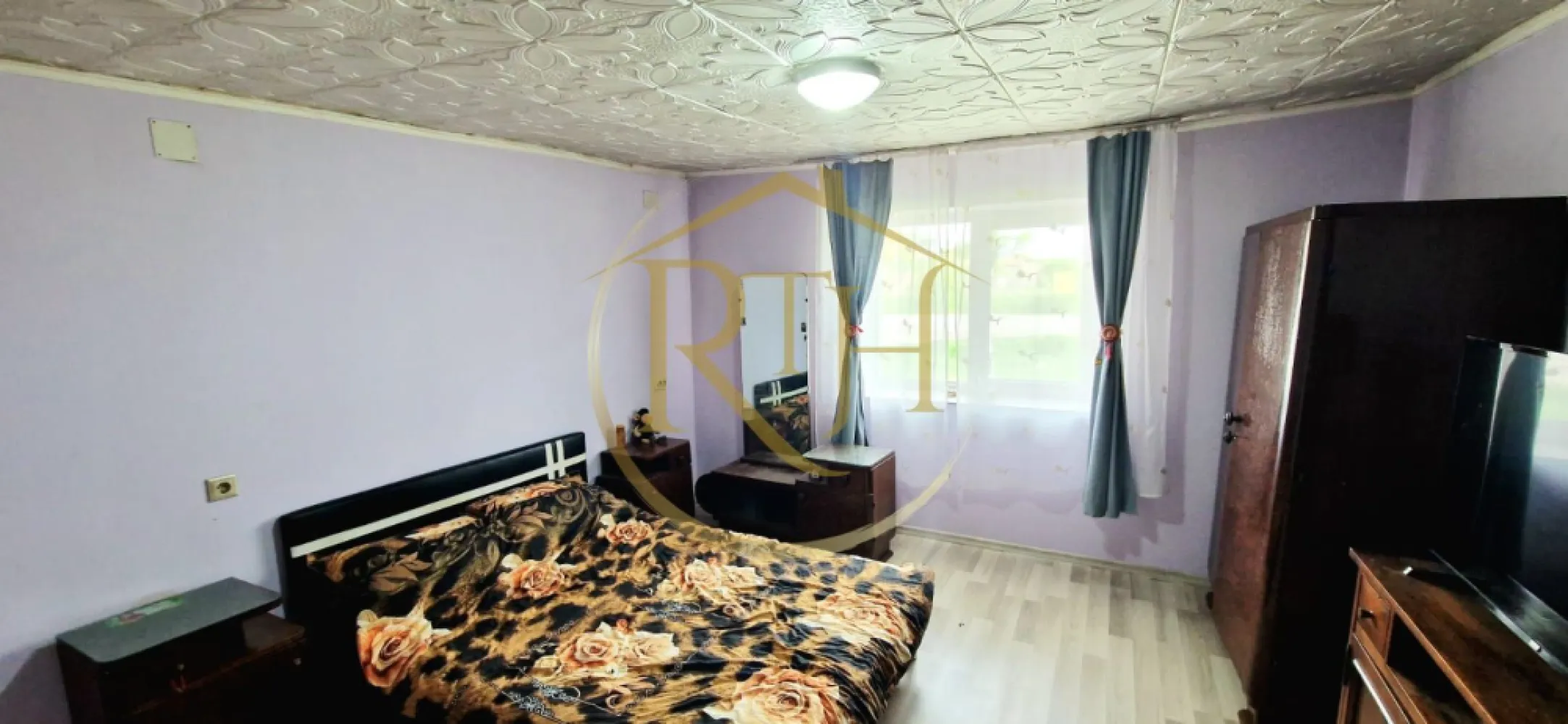 Vand casa recent renovata cu 900 mp curte si gradina in Carpinis - Ofer spre vânzare o proprietate completă și bine poziționată în comuna Cărpiniș, ideală pentru o familie care își dorește liniște, spațiu și confort, dar și acces rapid către Timișoara.

Casa este amplasată într-o zonă foarte bună a localității, la aproximativ 300 metri de magazinul Profi și de drumul principal, beneficiind de acces facil, stradă asfaltată și un front stradal generos de 17 metri, aspect care oferă inclusiv posibilități foarte bune pentru investiție sau dezvoltare ulterioară.

Proprietatea dispune de un teren în suprafață de 900 mp, oferind suficient spațiu pentru amenajarea unei grădini, foișor, terasă, zonă de relaxare, loc de joacă pentru copii sau chiar extinderea construcției existente.

Casa are o suprafață utilă de 98 mp și este compartimentată practic, cu încăperi luminoase și spațioase:

✔️ Dormitor matrimonial – 17 mp
✔️ Dormitor – 17 mp
✔️ Dormitor – 10 mp
✔️ Hol de intrare generos – 11 mp
✔️ Bucătărie spațioasă – 17 mp
✔️ Debara/cameră alimente – 3 mp
✔️ Cameră de depozitare – 13 mp

Unul dintre marile avantaje ale proprietății este faptul că imobilul a fost renovat în anul 2025, cu excepția unui singur dormitor. În cadrul renovării au fost refăcute instalațiile electrice și sanitare, ceea ce elimină costuri importante pentru viitorul proprietar și oferă siguranță și confort pe termen lung.

Încălzirea se realizează pe lemne, o variantă eficientă și economică pentru această zonă, iar casa beneficiază de geamuri termopan, contribuind la un confort termic mai bun și la reducerea costurilor de întreținere.

Bucătăria este amenajată cu mobilier realizat la comandă, gândit practic pentru utilizarea eficientă a spațiului și pentru un aspect modern și îngrijit.

Un alt aspect important este faptul că proiectul pentru introducerea gazului în comună se află în discuție la primărie pentru anul 2026, ceea ce reprezintă un avantaj și un plus de valoare pentru proprietate pe termen mediu.

Casa se vinde complet mobilată și utilată, exact cum se prezintă, fiind pregătită pentru mutare imediată. Este o variantă foarte bună pentru cei care caută o locuință funcțională, fără renovări majore și fără timp pierdut cu amenajări costisitoare.

Datorită terenului generos și frontului stradal de 17 metri, proprietatea prezintă și potențial investițional, existând posibilitatea dezvoltării unui duplex sau a unei alte construcții, în funcție de necesități.

Avantaje principale ale proprietății:
✅ Casă individuală
✅ Teren generos de 900 mp
✅ Front stradal 17 metri
✅ Stradă asfaltată
✅ Zonă bună și accesibilă
✅ La doar 27 km de Timișoara
✅ La 300 m de Profi și de drumul principal
✅ Instalații electrice și sanitare schimbate
✅ Geamuri termopan
✅ Încălzire pe lemne
✅ Mobilier de bucătărie realizat la comandă
✅ Posibilitate introducere gaz în comună
✅ Se vinde complet mobilată și utilată
✅ Posibilitate de dezvoltare/investiție

Proprietatea este potrivită atât pentru locuință permanentă, cât și pentru investiție, oferind un raport foarte bun între suprafață, poziționare și potențial.

Pret vanzare casa plus teren : 78 000 euro, nu se plateste comison agentie.

Pentru mai multe informații sau pentru stabilirea unei vizionări, vă stau la dispoziție.

Proprietatea este reprezentată de RealTimHouse.ro – Un pas spre un loc doar al tău!