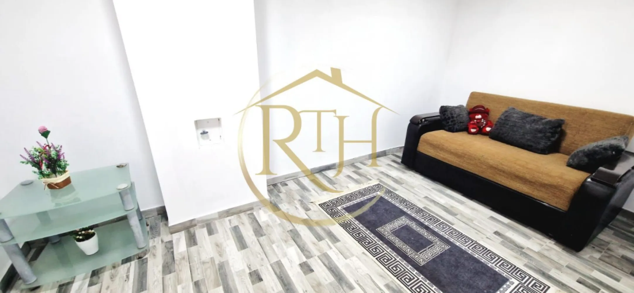 Vand casa recent renovata cu 900 mp curte si gradina in Carpinis - Ofer spre vânzare o proprietate completă și bine poziționată în comuna Cărpiniș, ideală pentru o familie care își dorește liniște, spațiu și confort, dar și acces rapid către Timișoara.

Casa este amplasată într-o zonă foarte bună a localității, la aproximativ 300 metri de magazinul Profi și de drumul principal, beneficiind de acces facil, stradă asfaltată și un front stradal generos de 17 metri, aspect care oferă inclusiv posibilități foarte bune pentru investiție sau dezvoltare ulterioară.

Proprietatea dispune de un teren în suprafață de 900 mp, oferind suficient spațiu pentru amenajarea unei grădini, foișor, terasă, zonă de relaxare, loc de joacă pentru copii sau chiar extinderea construcției existente.

Casa are o suprafață utilă de 98 mp și este compartimentată practic, cu încăperi luminoase și spațioase:

✔️ Dormitor matrimonial – 17 mp
✔️ Dormitor – 17 mp
✔️ Dormitor – 10 mp
✔️ Hol de intrare generos – 11 mp
✔️ Bucătărie spațioasă – 17 mp
✔️ Debara/cameră alimente – 3 mp
✔️ Cameră de depozitare – 13 mp

Unul dintre marile avantaje ale proprietății este faptul că imobilul a fost renovat în anul 2025, cu excepția unui singur dormitor. În cadrul renovării au fost refăcute instalațiile electrice și sanitare, ceea ce elimină costuri importante pentru viitorul proprietar și oferă siguranță și confort pe termen lung.

Încălzirea se realizează pe lemne, o variantă eficientă și economică pentru această zonă, iar casa beneficiază de geamuri termopan, contribuind la un confort termic mai bun și la reducerea costurilor de întreținere.

Bucătăria este amenajată cu mobilier realizat la comandă, gândit practic pentru utilizarea eficientă a spațiului și pentru un aspect modern și îngrijit.

Un alt aspect important este faptul că proiectul pentru introducerea gazului în comună se află în discuție la primărie pentru anul 2026, ceea ce reprezintă un avantaj și un plus de valoare pentru proprietate pe termen mediu.

Casa se vinde complet mobilată și utilată, exact cum se prezintă, fiind pregătită pentru mutare imediată. Este o variantă foarte bună pentru cei care caută o locuință funcțională, fără renovări majore și fără timp pierdut cu amenajări costisitoare.

Datorită terenului generos și frontului stradal de 17 metri, proprietatea prezintă și potențial investițional, existând posibilitatea dezvoltării unui duplex sau a unei alte construcții, în funcție de necesități.

Avantaje principale ale proprietății:
✅ Casă individuală
✅ Teren generos de 900 mp
✅ Front stradal 17 metri
✅ Stradă asfaltată
✅ Zonă bună și accesibilă
✅ La doar 27 km de Timișoara
✅ La 300 m de Profi și de drumul principal
✅ Instalații electrice și sanitare schimbate
✅ Geamuri termopan
✅ Încălzire pe lemne
✅ Mobilier de bucătărie realizat la comandă
✅ Posibilitate introducere gaz în comună
✅ Se vinde complet mobilată și utilată
✅ Posibilitate de dezvoltare/investiție

Proprietatea este potrivită atât pentru locuință permanentă, cât și pentru investiție, oferind un raport foarte bun între suprafață, poziționare și potențial.

Pret vanzare casa plus teren : 78 000 euro, nu se plateste comison agentie.

Pentru mai multe informații sau pentru stabilirea unei vizionări, vă stau la dispoziție.

Proprietatea este reprezentată de RealTimHouse.ro – Un pas spre un loc doar al tău!