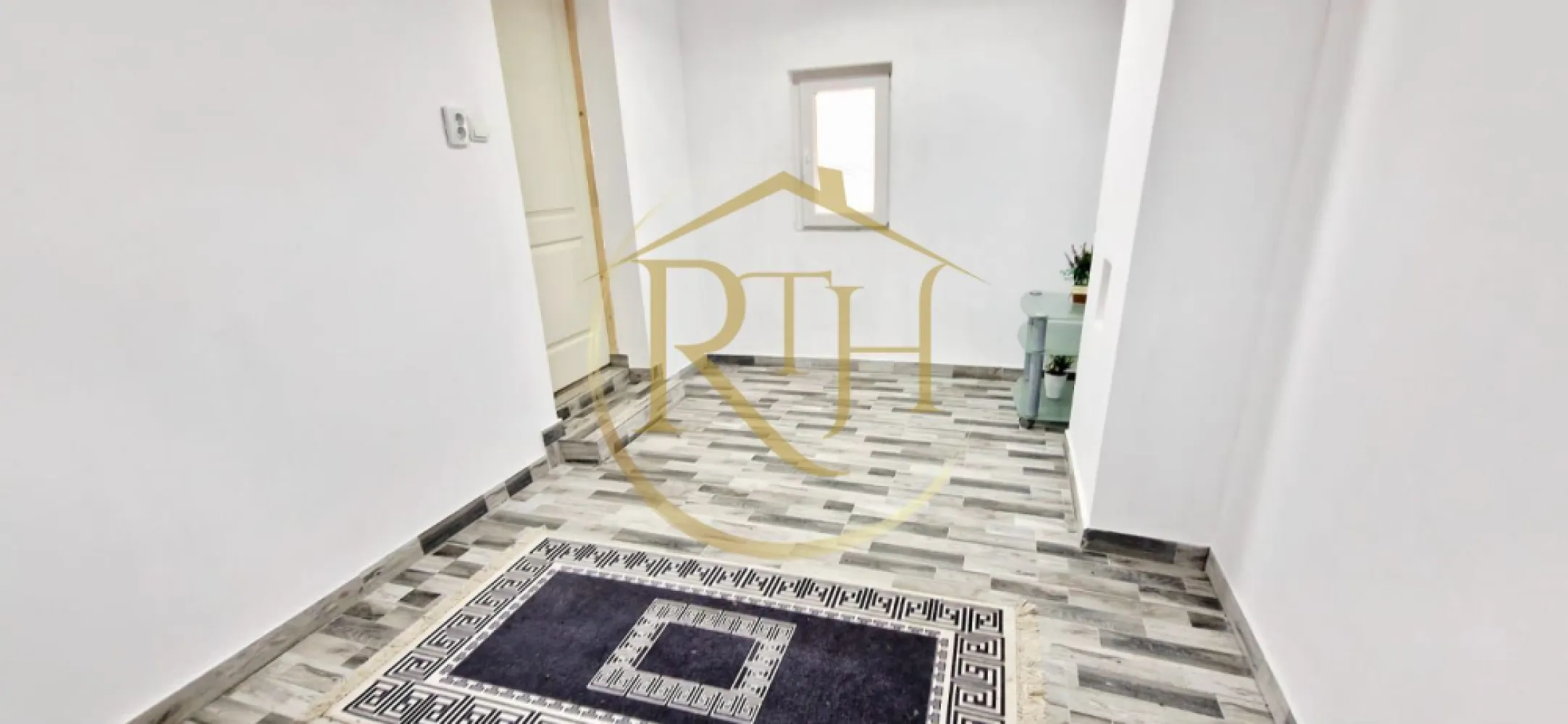 Vand casa recent renovata cu 900 mp curte si gradina in Carpinis - Ofer spre vânzare o proprietate completă și bine poziționată în comuna Cărpiniș, ideală pentru o familie care își dorește liniște, spațiu și confort, dar și acces rapid către Timișoara.

Casa este amplasată într-o zonă foarte bună a localității, la aproximativ 300 metri de magazinul Profi și de drumul principal, beneficiind de acces facil, stradă asfaltată și un front stradal generos de 17 metri, aspect care oferă inclusiv posibilități foarte bune pentru investiție sau dezvoltare ulterioară.

Proprietatea dispune de un teren în suprafață de 900 mp, oferind suficient spațiu pentru amenajarea unei grădini, foișor, terasă, zonă de relaxare, loc de joacă pentru copii sau chiar extinderea construcției existente.

Casa are o suprafață utilă de 98 mp și este compartimentată practic, cu încăperi luminoase și spațioase:

✔️ Dormitor matrimonial – 17 mp
✔️ Dormitor – 17 mp
✔️ Dormitor – 10 mp
✔️ Hol de intrare generos – 11 mp
✔️ Bucătărie spațioasă – 17 mp
✔️ Debara/cameră alimente – 3 mp
✔️ Cameră de depozitare – 13 mp

Unul dintre marile avantaje ale proprietății este faptul că imobilul a fost renovat în anul 2025, cu excepția unui singur dormitor. În cadrul renovării au fost refăcute instalațiile electrice și sanitare, ceea ce elimină costuri importante pentru viitorul proprietar și oferă siguranță și confort pe termen lung.

Încălzirea se realizează pe lemne, o variantă eficientă și economică pentru această zonă, iar casa beneficiază de geamuri termopan, contribuind la un confort termic mai bun și la reducerea costurilor de întreținere.

Bucătăria este amenajată cu mobilier realizat la comandă, gândit practic pentru utilizarea eficientă a spațiului și pentru un aspect modern și îngrijit.

Un alt aspect important este faptul că proiectul pentru introducerea gazului în comună se află în discuție la primărie pentru anul 2026, ceea ce reprezintă un avantaj și un plus de valoare pentru proprietate pe termen mediu.

Casa se vinde complet mobilată și utilată, exact cum se prezintă, fiind pregătită pentru mutare imediată. Este o variantă foarte bună pentru cei care caută o locuință funcțională, fără renovări majore și fără timp pierdut cu amenajări costisitoare.

Datorită terenului generos și frontului stradal de 17 metri, proprietatea prezintă și potențial investițional, existând posibilitatea dezvoltării unui duplex sau a unei alte construcții, în funcție de necesități.

Avantaje principale ale proprietății:
✅ Casă individuală
✅ Teren generos de 900 mp
✅ Front stradal 17 metri
✅ Stradă asfaltată
✅ Zonă bună și accesibilă
✅ La doar 27 km de Timișoara
✅ La 300 m de Profi și de drumul principal
✅ Instalații electrice și sanitare schimbate
✅ Geamuri termopan
✅ Încălzire pe lemne
✅ Mobilier de bucătărie realizat la comandă
✅ Posibilitate introducere gaz în comună
✅ Se vinde complet mobilată și utilată
✅ Posibilitate de dezvoltare/investiție

Proprietatea este potrivită atât pentru locuință permanentă, cât și pentru investiție, oferind un raport foarte bun între suprafață, poziționare și potențial.

Pret vanzare casa plus teren : 78 000 euro, nu se plateste comison agentie.

Pentru mai multe informații sau pentru stabilirea unei vizionări, vă stau la dispoziție.

Proprietatea este reprezentată de RealTimHouse.ro – Un pas spre un loc doar al tău!