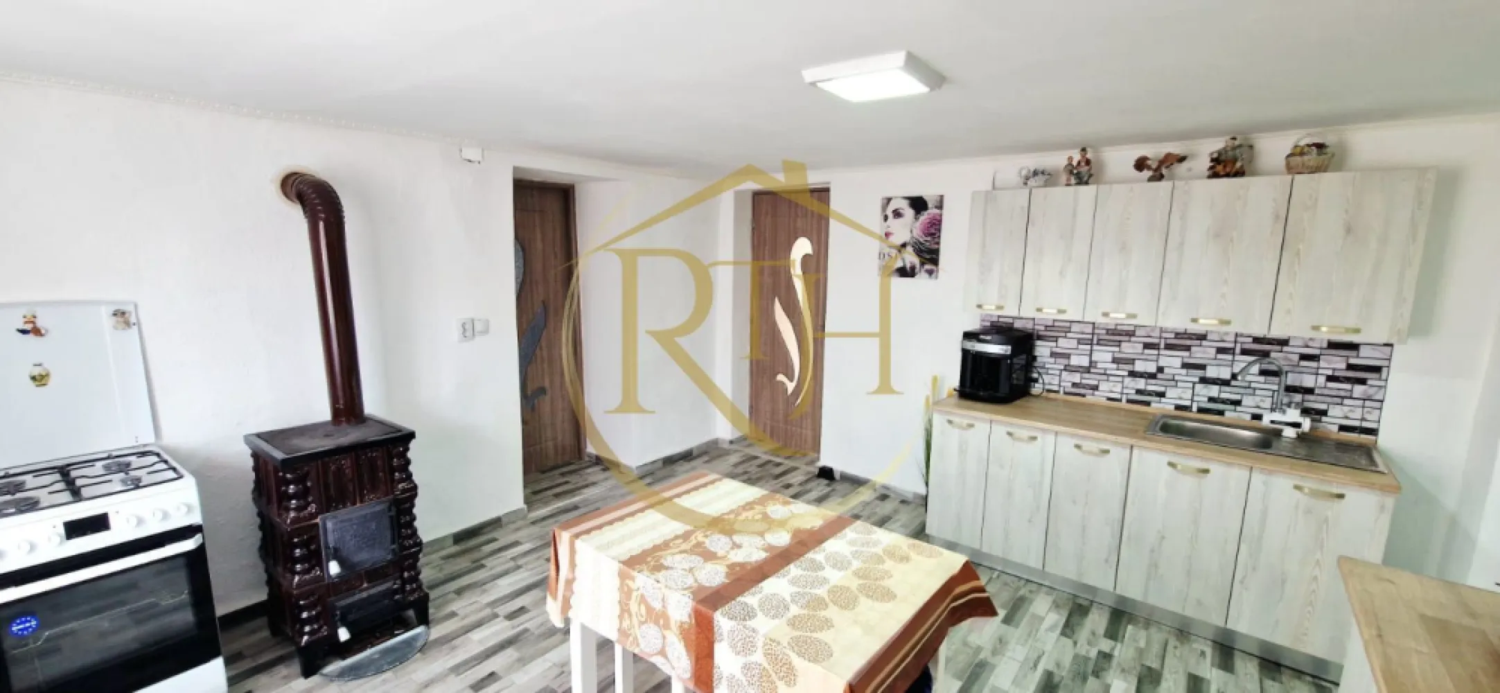 Vand casa recent renovata cu 900 mp curte si gradina in Carpinis
