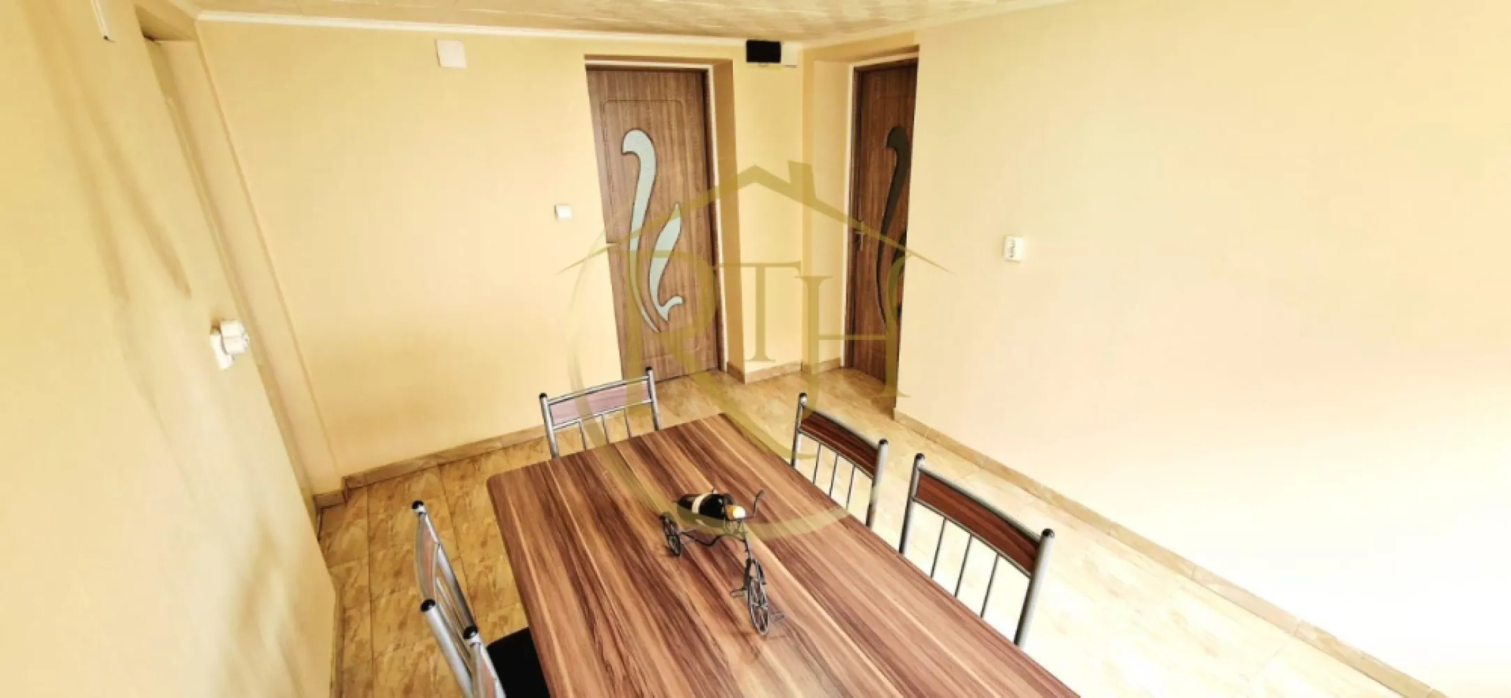 Vand casa recent renovata cu 900 mp curte si gradina in Carpinis