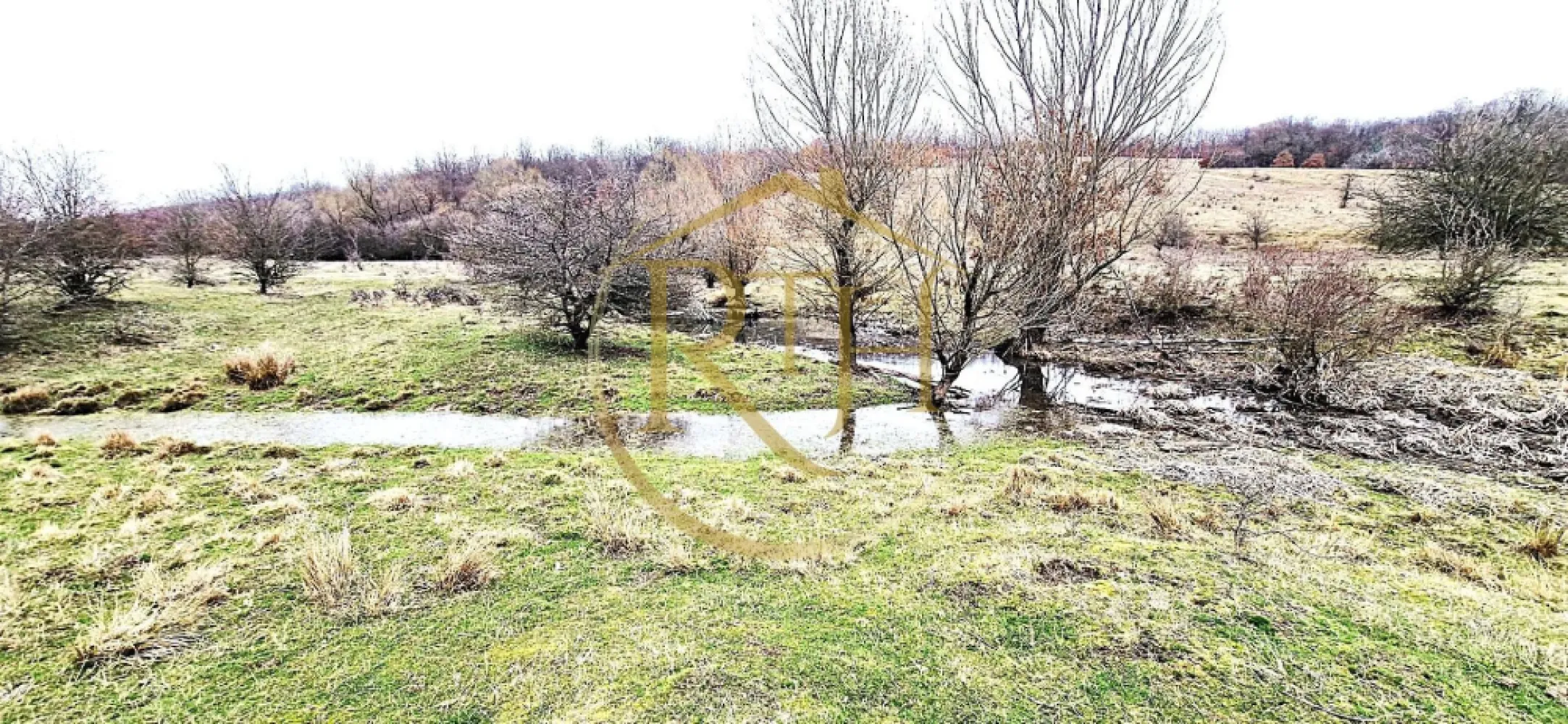 Terenuri extravilane de vânzare – Vizma & Crivobara, comuna Secaș, jud. Timiș - Vă propunem spre vânzare parcele de teren extravilan situate în zonele Vizma și Crivobara, aparținând de comuna Secaș, județul Timiș.

Terenurile sunt amplasate într-un cadru natural deosebit, cu priveliste panoramică asupra dealurilor, în apropierea pădurii și a unui pârâu, oferind un mediu liniștit, aer curat și potențial ridicat de dezvoltare. Proprietățile se află în apropierea graniței dintre județele Timiș și Arad, ceea ce le conferă un avantaj strategic și acces facil către ambele direcții.

Zona este în continuă dezvoltare, în apropiere fiind deja construite case de vacanță și locuințe permanente, fapt ce confirmă atractivitatea și potențialul regiunii.

📐 Suprafețe disponibile:

69.300 mp

40.900 mp

25.000 mp

33.300 mp

31.700 mp

Unele parcele beneficiază de acces direct la drum, iar suprafețele compacte le fac ușor de exploatat și atractive pentru fermieri sau investitori.

📍 Localizare avantajoasă:

Aproximativ 65 km de Timișoara

Aproximativ 40 km de Lugoj

Zonă cu acces facil către drumurile principale din județ

Poziționare aproape de limita dintre județele Timiș și Arad

📄 Situație juridică clară:

✔️ Teren intabulat
✔️ Carte funciară liberă de sarcini
✔️ Disponibil pentru vânzare imediată

🌾 Potențial:

Terenurile sunt potrivite pentru:

✔️ Proiecte recreative sau case de vacanță
✔️ Posibilă dezvoltare rezidențială în perspectivă
✔️ Investiție pe termen mediu și lung
✔️ Activități agricole
✔️Investiție pe termen lung
✔️Posibilă dezvoltare viitoare, în funcție de reglementările urbanistice

💰 Preț:

0,8 Euro / mp
Preț ușor negociabil, în funcție de parcelă.

🔑 Concluzie profesională

Aceste proprietăți reprezintă o oportunitate solidă pentru investitori, fermieri sau persoane interesate de achiziția unor suprafețe generoase de teren agricol într-o zonă naturală, liniștită și în dezvoltare din județul Timiș, la un preț competitiv raportat la piață.

📞 Pentru informații suplimentare, documentație cadastrală sau programarea unei vizionări, vă stau la dispoziție.
 Proprietate reprezentata in exclusivitate de RealTimHouse.ro . Un pas spre un loc doar al tau !
