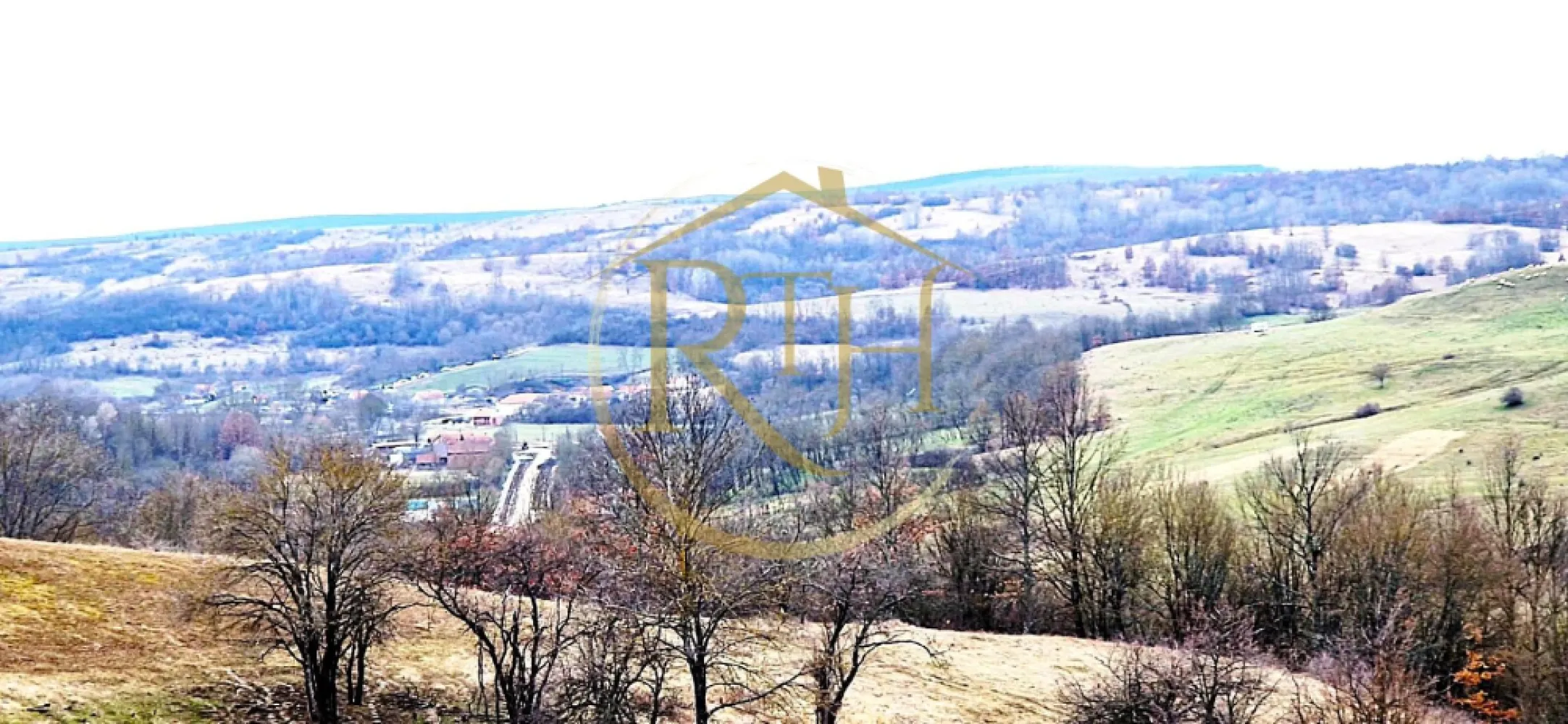 Terenuri extravilane de vânzare – Vizma & Crivobara, comuna Secaș, jud. Timiș - Vă propunem spre vânzare parcele de teren extravilan situate în zonele Vizma și Crivobara, aparținând de comuna Secaș, județul Timiș.

Terenurile sunt amplasate într-un cadru natural deosebit, cu priveliste panoramică asupra dealurilor, în apropierea pădurii și a unui pârâu, oferind un mediu liniștit, aer curat și potențial ridicat de dezvoltare. Proprietățile se află în apropierea graniței dintre județele Timiș și Arad, ceea ce le conferă un avantaj strategic și acces facil către ambele direcții.

Zona este în continuă dezvoltare, în apropiere fiind deja construite case de vacanță și locuințe permanente, fapt ce confirmă atractivitatea și potențialul regiunii.

📐 Suprafețe disponibile:

69.300 mp

40.900 mp

25.000 mp

33.300 mp

31.700 mp

Unele parcele beneficiază de acces direct la drum, iar suprafețele compacte le fac ușor de exploatat și atractive pentru fermieri sau investitori.

📍 Localizare avantajoasă:

Aproximativ 65 km de Timișoara

Aproximativ 40 km de Lugoj

Zonă cu acces facil către drumurile principale din județ

Poziționare aproape de limita dintre județele Timiș și Arad

📄 Situație juridică clară:

✔️ Teren intabulat
✔️ Carte funciară liberă de sarcini
✔️ Disponibil pentru vânzare imediată

🌾 Potențial:

Terenurile sunt potrivite pentru:

✔️ Proiecte recreative sau case de vacanță
✔️ Posibilă dezvoltare rezidențială în perspectivă
✔️ Investiție pe termen mediu și lung
✔️ Activități agricole
✔️Investiție pe termen lung
✔️Posibilă dezvoltare viitoare, în funcție de reglementările urbanistice

💰 Preț:

0,8 Euro / mp
Preț ușor negociabil, în funcție de parcelă.

🔑 Concluzie profesională

Aceste proprietăți reprezintă o oportunitate solidă pentru investitori, fermieri sau persoane interesate de achiziția unor suprafețe generoase de teren agricol într-o zonă naturală, liniștită și în dezvoltare din județul Timiș, la un preț competitiv raportat la piață.

📞 Pentru informații suplimentare, documentație cadastrală sau programarea unei vizionări, vă stau la dispoziție.
 Proprietate reprezentata in exclusivitate de RealTimHouse.ro . Un pas spre un loc doar al tau !