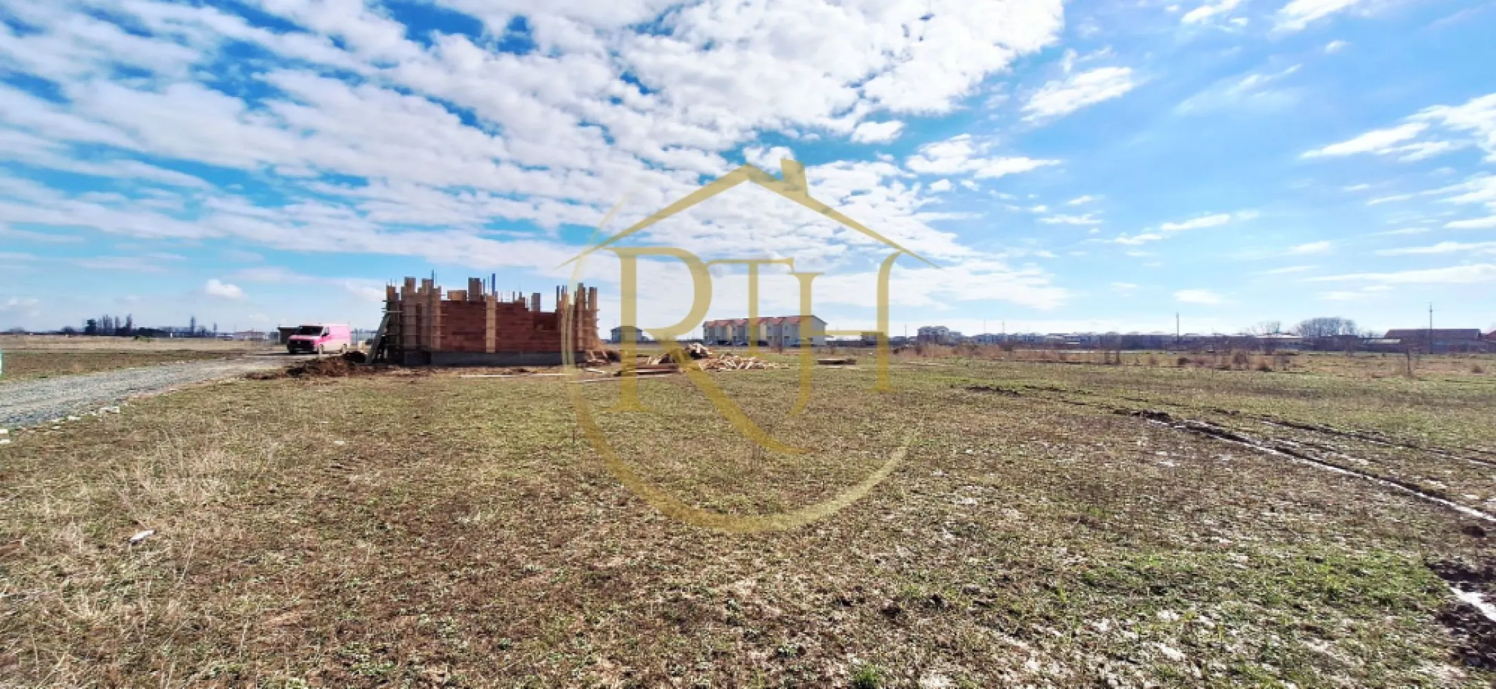 Oferim spre vanzare parcela pentru duplex, Giroc, suprafata 507 mp, 2 fronturi - Oferim spre vânzare teren intravilan situat în Giroc, pe strada Leului, într-o zonă în plină dezvoltare rezidențială, ideală pentru construcția unei locuințe moderne de tip duplex.
Terenul are o suprafață de 507 mp, cu 2 froturi stradale, unul de 23m si unul de 17m și este potrivit pentru construcție de duplex, conform reglementărilor urbanistice existente, cu regim de înălțime Parter + Etaj (P+E). Amplasamentul oferă liniște, acces facil și proximitate față de oraș, fiind o alegere excelentă atât pentru locuință proprie, cât și pentru investiție.
Accesul se realizează pe drum pietruit, iar utilitățile precum apă, curent electric și gaz sunt disponibile în zonă, facilitând racordarea rapidă pentru viitoarea construcție.
Documentația este pregătită pentru vânzare, iar extrasul de Carte Funciară este disponibil.

Preț: 120 euro/mp, respectiv 60.840 euro.
Nu se percepe comision de agenție.
Proprietate reprezentată de RealTimHouse.ro – Un pas spre un loc doar al tău!