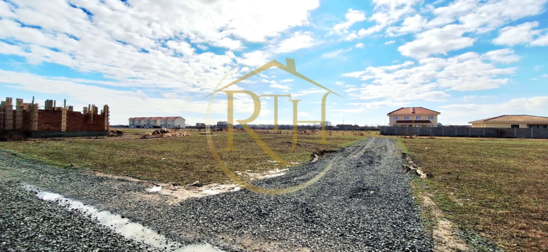 Oferim spre vanzare parcela pentru duplex, Giroc, suprafata 507 mp, 2 fronturi - Oferim spre vânzare teren intravilan situat în Giroc, pe strada Leului, într-o zonă în plină dezvoltare rezidențială, ideală pentru construcția unei locuințe moderne de tip duplex.
Terenul are o suprafață de 507 mp, cu 2 froturi stradale, unul de 23m si unul de 17m și este potrivit pentru construcție de duplex, conform reglementărilor urbanistice existente, cu regim de înălțime Parter + Etaj (P+E). Amplasamentul oferă liniște, acces facil și proximitate față de oraș, fiind o alegere excelentă atât pentru locuință proprie, cât și pentru investiție.
Accesul se realizează pe drum pietruit, iar utilitățile precum apă, curent electric și gaz sunt disponibile în zonă, facilitând racordarea rapidă pentru viitoarea construcție.
Documentația este pregătită pentru vânzare, iar extrasul de Carte Funciară este disponibil.

Preț: 120 euro/mp, respectiv 60.840 euro.
Nu se percepe comision de agenție.
Proprietate reprezentată de RealTimHouse.ro – Un pas spre un loc doar al tău!