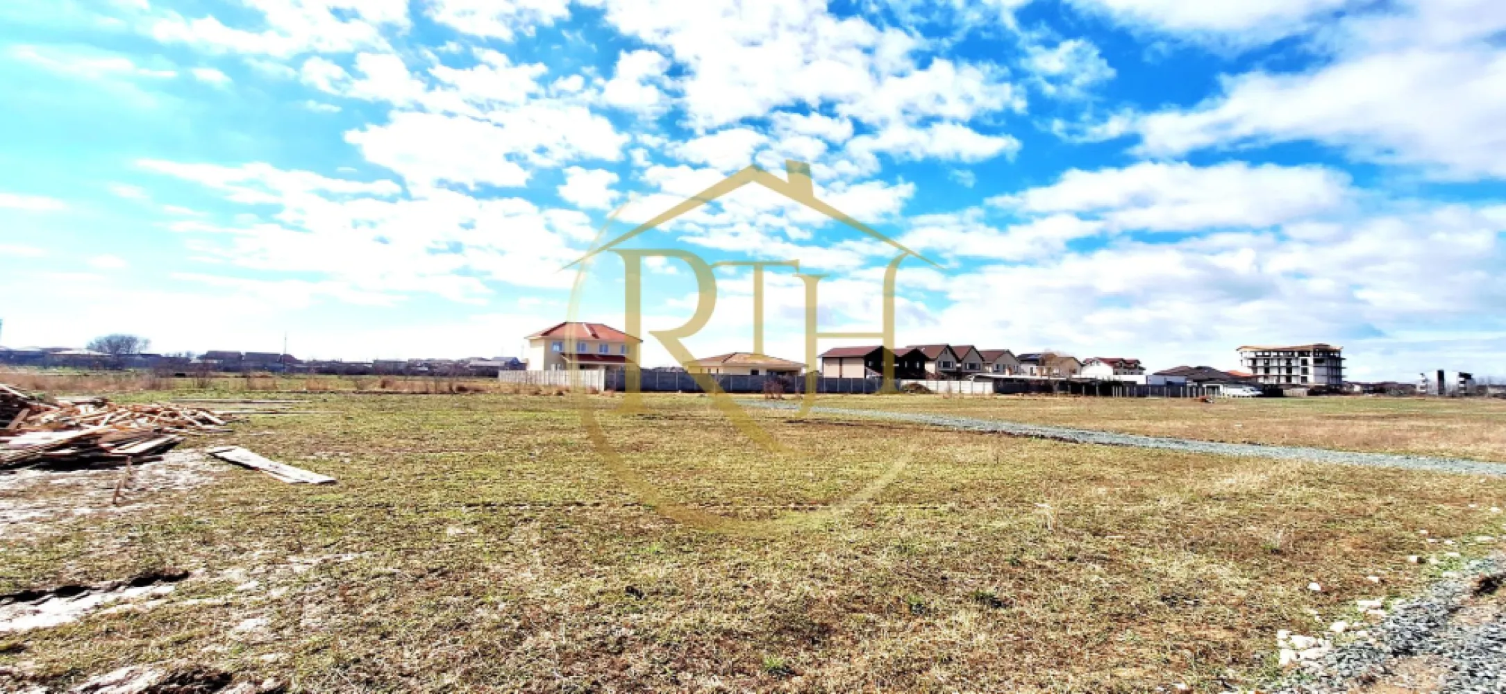 Oferim spre vanzare parcela pentru duplex, Giroc, suprafata 507 mp, 2 fronturi - Oferim spre vânzare teren intravilan situat în Giroc, pe strada Leului, într-o zonă în plină dezvoltare rezidențială, ideală pentru construcția unei locuințe moderne de tip duplex.
Terenul are o suprafață de 507 mp, cu 2 froturi stradale, unul de 23m si unul de 17m și este potrivit pentru construcție de duplex, conform reglementărilor urbanistice existente, cu regim de înălțime Parter + Etaj (P+E). Amplasamentul oferă liniște, acces facil și proximitate față de oraș, fiind o alegere excelentă atât pentru locuință proprie, cât și pentru investiție.
Accesul se realizează pe drum pietruit, iar utilitățile precum apă, curent electric și gaz sunt disponibile în zonă, facilitând racordarea rapidă pentru viitoarea construcție.
Documentația este pregătită pentru vânzare, iar extrasul de Carte Funciară este disponibil.

Preț: 120 euro/mp, respectiv 60.840 euro.
Nu se percepe comision de agenție.
Proprietate reprezentată de RealTimHouse.ro – Un pas spre un loc doar al tău!