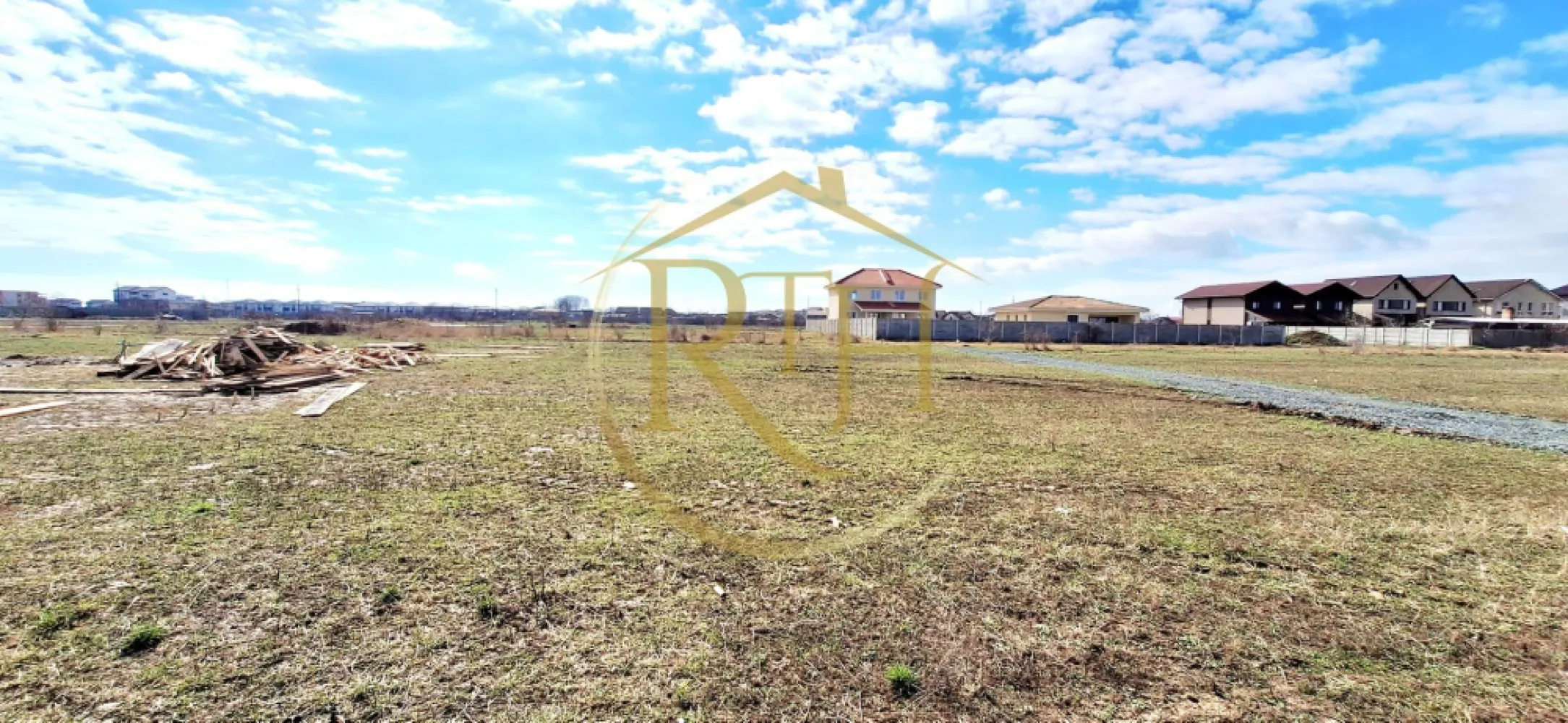 Oferim spre vanzare parcela pentru duplex, Giroc, suprafata 507 mp, 2 fronturi - Oferim spre vânzare teren intravilan situat în Giroc, pe strada Leului, într-o zonă în plină dezvoltare rezidențială, ideală pentru construcția unei locuințe moderne de tip duplex.
Terenul are o suprafață de 507 mp, cu 2 froturi stradale, unul de 23m si unul de 17m și este potrivit pentru construcție de duplex, conform reglementărilor urbanistice existente, cu regim de înălțime Parter + Etaj (P+E). Amplasamentul oferă liniște, acces facil și proximitate față de oraș, fiind o alegere excelentă atât pentru locuință proprie, cât și pentru investiție.
Accesul se realizează pe drum pietruit, iar utilitățile precum apă, curent electric și gaz sunt disponibile în zonă, facilitând racordarea rapidă pentru viitoarea construcție.
Documentația este pregătită pentru vânzare, iar extrasul de Carte Funciară este disponibil.

Preț: 120 euro/mp, respectiv 60.840 euro.
Nu se percepe comision de agenție.
Proprietate reprezentată de RealTimHouse.ro – Un pas spre un loc doar al tău!