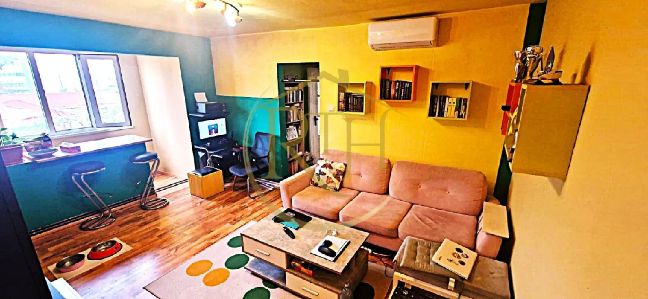 Vand apartament cu 4 camere in zona spitalul judetean,comision ,,0'' - Vând apartament cu 4 camere, semidecomandat, situat într-o zonă centrală, la doar câțiva pași de Spitalul Județean și alte facilități esențiale.
Locație excelentă și accesibilitate:

La doar 1 minut de grădiniță 5 minute de școală, fiind ideal pentru o familie cu copii.
Legături excelente cu mijloacele de transport: tramvai 9, autobuz E2, firobuz 15 și 16.
Aproape de magazine alimentare: Profi, Penny, Carrefour, pentru confortul zilnic.
Zona liniștită și bine conectată la principalele puncte de interes din oraș.

Caracteristici apartament:
Suprafață utilă: 64,56 m²
Compartimentare: Antreu, cameră, bucătărie, baie, living, sas, 2 camere și balcon.
Confort termic: Centrala proprie și climatizare pentru un mediu optim în orice sezon.
Stare: Apartamentul se vinde parțial mobilat și utilat, fiind perfect pentru mutare rapidă sau personalizare.

Posibilități de achiziție:

Se poate cumpăra atât cu bani cash, cât și prin credit ipotecar.

Consultanță financiară gratuită pentru accesarea unui credit ipotecar, oferită prin intermediul unui broker acreditat, pentru a facilita procesul de cumpărare.

Preț: 108.000 EUR ,fără comision agenție!

Proprietatea este reprezentată în exclusivitate de RealTimHouse.ro.

Un pas spre un loc doar al tău!
