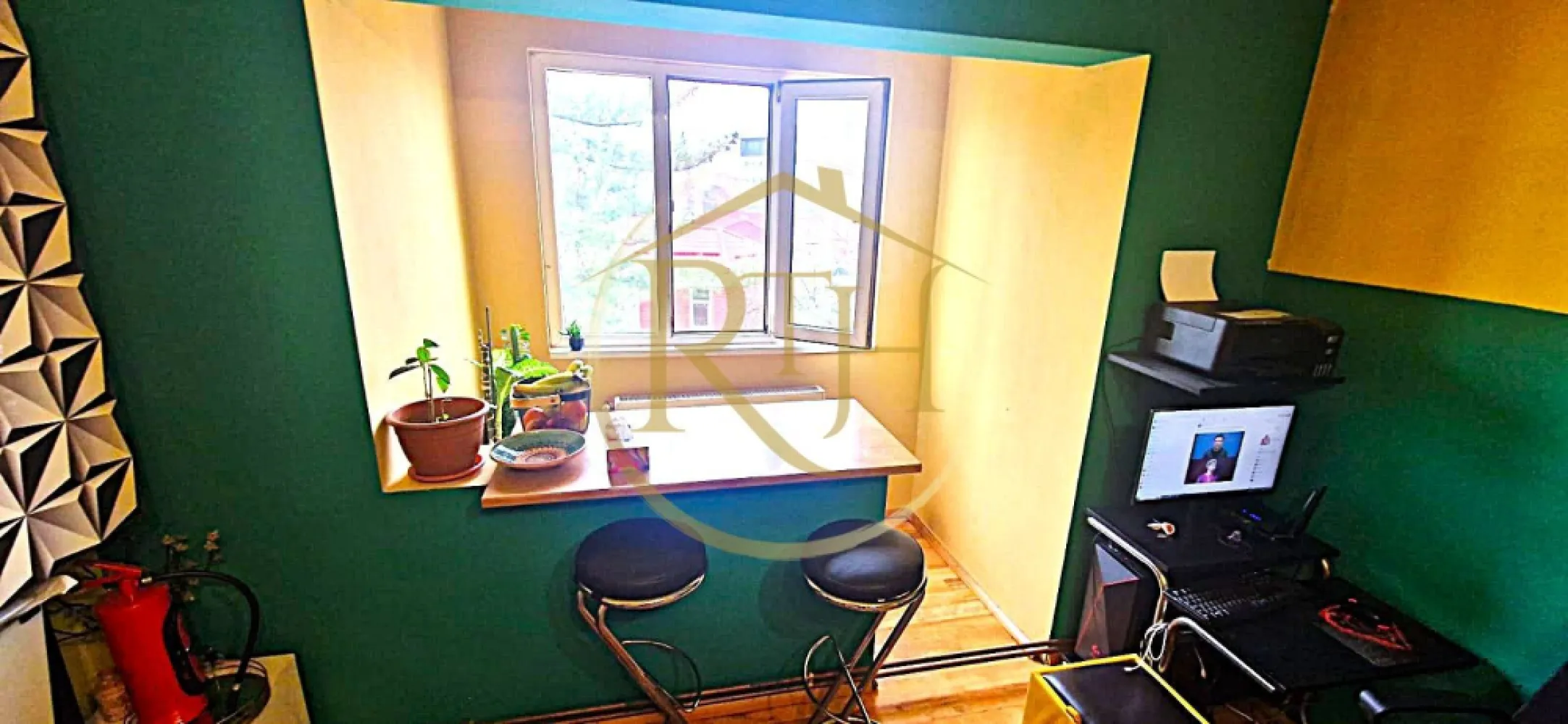 Vand apartament cu 4 camere in zona spitalul judetean,comision ,,0'' - Vând apartament cu 4 camere, semidecomandat, situat într-o zonă centrală, la doar câțiva pași de Spitalul Județean și alte facilități esențiale.
Locație excelentă și accesibilitate:

La doar 1 minut de grădiniță 5 minute de școală, fiind ideal pentru o familie cu copii.
Legături excelente cu mijloacele de transport: tramvai 9, autobuz E2, firobuz 15 și 16.
Aproape de magazine alimentare: Profi, Penny, Carrefour, pentru confortul zilnic.
Zona liniștită și bine conectată la principalele puncte de interes din oraș.

Caracteristici apartament:
Suprafață utilă: 64,56 m²
Compartimentare: Antreu, cameră, bucătărie, baie, living, sas, 2 camere și balcon.
Confort termic: Centrala proprie și climatizare pentru un mediu optim în orice sezon.
Stare: Apartamentul se vinde parțial mobilat și utilat, fiind perfect pentru mutare rapidă sau personalizare.

Posibilități de achiziție:

Se poate cumpăra atât cu bani cash, cât și prin credit ipotecar.

Consultanță financiară gratuită pentru accesarea unui credit ipotecar, oferită prin intermediul unui broker acreditat, pentru a facilita procesul de cumpărare.

Preț: 108.000 EUR ,fără comision agenție!

Proprietatea este reprezentată în exclusivitate de RealTimHouse.ro.

Un pas spre un loc doar al tău!