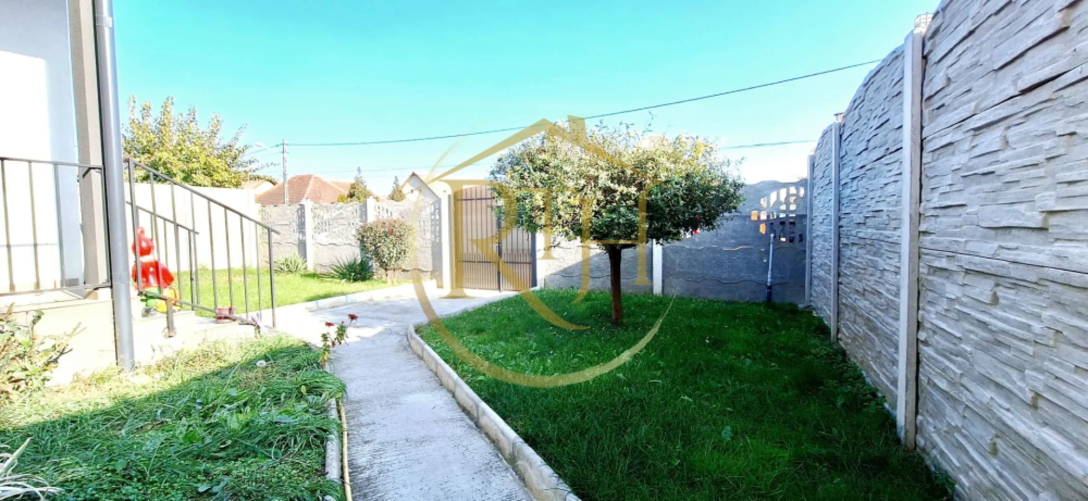 Inchiriez casa individuala cu 3 camere, Giroc, Aproape de Primarie - Inchiriez casă individuală situată în Giroc, pe strada Bega, la doar 1 minut de Primărie și în proximitatea unor facilități precum școala generală, liceu, creșă, supermarketuri și stații pentru transportul în comun.
Casa are o suprafață utilă de 87 mp și este compusă din 3 camere: 2 dormitoare, un living spațios, o baie modernă dotată cu duș și un hol la intrare. Bucătăria este separată și complet utilată, având cuptor electric, aragaz, hotă, espressor de cafea, cuptor cu microunde și mașină de spălat haine. Terasa închisă, de 23 mp, reprezintă un spațiu ideal pentru relaxare, fiind dotată cu televizor și aer condiționat.
Proprietatea se află pe un teren de 380 mp, care include o poartă de acces auto în partea din spate, oferind astfel spațiu pentru parcare. Casa dispune de izolație termică, pod, acoperiș din țiglă, centrală termică și calorifere, asigurând confort pe tot parcursul anului. În plus, este echipată cu două aparate de aer condiționat, unul amplasat în living și celălalt pe terasă.
Locuința este ideală pentru cei care caută o casă intr-o zona linistita departe de agitatia orasului, dar cu acces facil la toate facilitățile necesare.
Proprietate disponibila din luna Februarie .
Pret : 850 euro + garantie 850 euro + comision agentie .
Proprietatea este reprezentată de RealTimHouse. Un pas spre un loc doar al tău!
