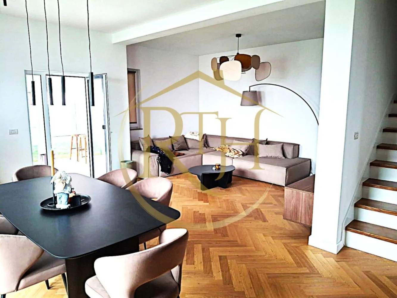 🏡 Duplex modern 5 camere în Giarmata Vii | 123 mp utili |290 mp teren. - 🏡 Duplex modern 5 camere în Giarmata Vii | 123 mp utili | 

Vă propunem spre vânzare un duplex modern cu 5 camere, construit cu materiale de calitate, situat într-o zonă liniștită și în plină dezvoltare din Giarmata Vii.

🔑 Comision 0% pentru cumpărător!

📐 Detalii proprietate

Suprafață utilă: 123 mp
Suprafață teren: 290 mp
Regim: P+E
Loc de parcare inclus (nr. 2)

Total: 5 camere

🏠 Compartimentare inteligentă

🔹 Parter:

Living generos cu bucătărie open-space
Birou/dormitor 
Baie
Hol
Casa scării
Cameră tehnică
Pod acces
Terasă acoperită

🔹 Etaj:

2 camere
Dormitor matrimonial
Dressing
2 băi
Hol

🧱 Specificații tehnice

Construcție din cărămidă de 30 cm

Izolație exterioară cu polistiren de 10 cm

Încălzire în pardoseală, conform proiectului

Geamuri tripan cu tâmplărie Rehau

Compartimentare modernă și eficientă

💰 Prețuri:

🔸 La roșu: 159.000 € (ușor negociabil)
✔️ Avantaj major: posibilitatea de a vă alege finisajele interioare după propriul gust

🔸 La cheie: 199.000 € (ușor negociabil)
⏳ Termen de finalizare: 4 luni de la semnarea precontractului
 Comision agentie : 1%

✅ Avantaje:

Zonă liniștită
3 băi – confort sporit pentru familie
Terasă acoperită
Materiale premium
Posibilitate personalizare finisaje

Casa nu se vinde mobilata si utilata , pozele sunt cu titlu de prezentae de la parte din dreapta care este locuita.

📞 Pentru detalii suplimentare și programarea unei vizionări, vă stăm la dispoziție!

Proprietate reprezentată în exclusivitate de RealTimHouse.ro – Un pas spre un loc doar al tău!