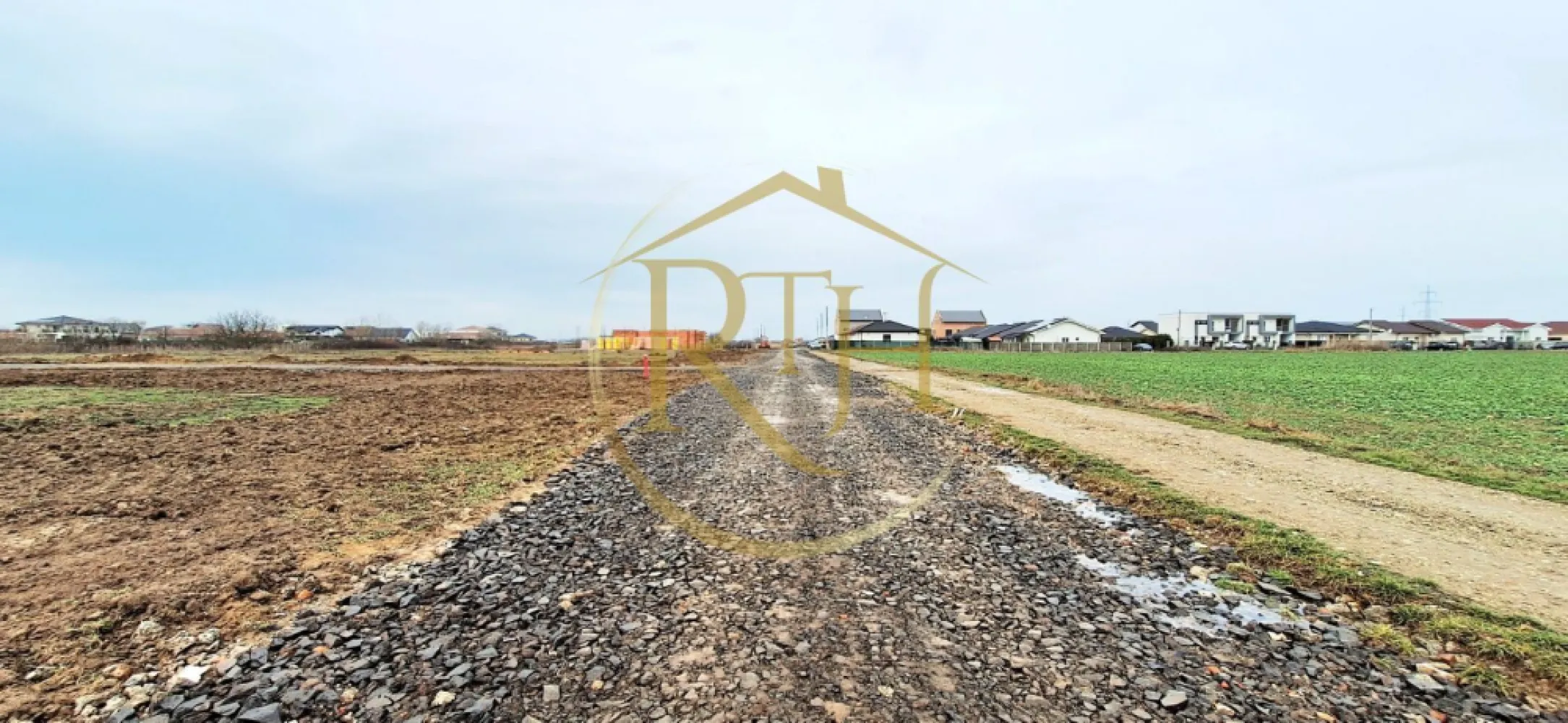 De vanzare parcele teren intravilan in Urseni pentru constructii rezidentiale. - 🌿 Oportunitate Premium în Urseni – 10 parcele de teren intravilan pentru construcții rezidențiale 🌿

Oferim spre vânzare 10 parcele de teren intravilan, situate în localitatea Urseni, pe drumul de legătură către Moșnița Nouă – o zonă aflată într-o continuă dezvoltare rezidențială, apreciată pentru potențialul investițional și pentru cadrul liniștit 🏡.
Amplasarea permite acces rapid către facilitățile urbane, fără a compromite confortul și intimitatea viitorilor proprietari.

Suprafețele parcelelor sunt cuprinse între 570 mp și 700 mp, oferind flexibilitate în proiectarea construcțiilor.
👉 Front stradal generos, între 17 și 19 ml, ideal pentru locuințe individuale sau duplexuri.

Accesul se realizează pe drum pietruit, iar terenurile se vând fără utilități, acestea urmând să fie racordate ulterior de către cumpărător.
Proprietatea reprezintă o investiție sigură, potrivită atât pentru dezvoltatori, cât și pentru persoane care își doresc construirea unei locuințe într-o zonă cu perspectivă 📈.

💰 Preturile / parcela incep de la 35,464 euro (62 €/mp) – parcele destinate locuințelor, cu maxim 2 apartamente/imobil (duplex), usor negociabil.

📞 Pentru mai multe detalii, documentație completă și informații suplimentare, vă rugăm să ne contactați telefonic.

Proprietate reprezentată în exclusivitate de RealTimHouse.ro – Un pas spre un loc doar al tău! ✨