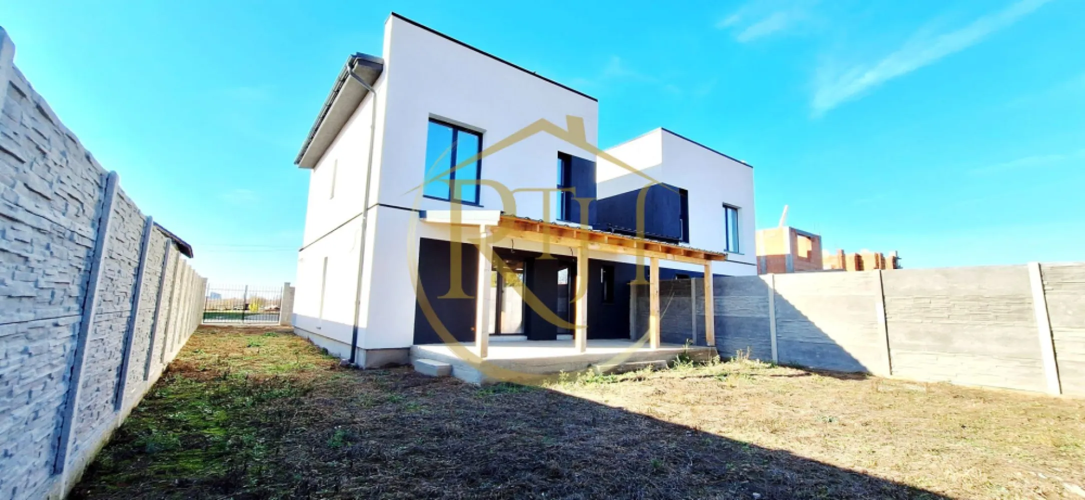 Oferim spre vanzare Case-Duplex cu 4 camere, situate in Giroc, zona buna - Casă tip duplex în stil mediteranean, situată în Giroc, într-o zonă în plină dezvoltare, pe o stradă pietruită aflată la doar 200 de metri de asfalt și cu iluminat stradal. Locuința este ideală pentru o familie care își dorește confort, stil și un ambient liniștit într-o comunitate aflată în expansiune.

Proprietatea dispune de o suprafață utilă de 110 mp și o suprafață construită totală de 150 mp, fiind amplasată pe un teren de 290 mp, dintre care 220 mp rămân liberi, potriviți pentru grădină, spațiu de relaxare sau amenajări exterioare personalizate. Parterul include un dormitor spațios, un living luminos, o bucătărie separată și o baie, iar accesul pe terasa acoperită se face atât din living, cât și din bucătărie, oferind o legătură armonioasă cu exteriorul. La etaj se află două dormitoare confortabile, unul dintre ele prevăzut cu dressing, precum și o baie bine compartimentată. Singurul perete comun între cele două unități este la parter, în zona băii și a bucătăriei, etajul fiind complet separat pentru a asigura maximă intimitate.
Construcția este realizată din cărămidă porotherm de 25 cm, izolată cu EPS 80 de 10 cm, cu placă de beton peste etaj și tâmplărie premium Salamander cu geam tripan. Casa beneficiază de utilități complete – apă, gaz și curent trifazic – și este dotată cu fosă septică de aproximativ 3000 de litri, suficientă pentru o utilizare de până la 10 persoane.
Confortul termic al casei se realizeaza cu ajutorul centralei termice pe gaz si incalzire in pardoseala. 

Casa poate fi achiziționată în stadiul dorit: la roșu, la prețul de 137.000 euro; la gri, la prețul de 157.000 euro; sau la cheie, la prețul de 177.000 euro, cu posibilitatea ca viitorul proprietar să își aleagă propriile finisaje. Un avantaj important este că nu se percepe comision de agenție.
Vizionare online : https://youtu.be/_2G37sZFfRU?feature=shared
Proprietate reprezentata de RealTimHouse.ro - Un pas spre un loc doar al tau !