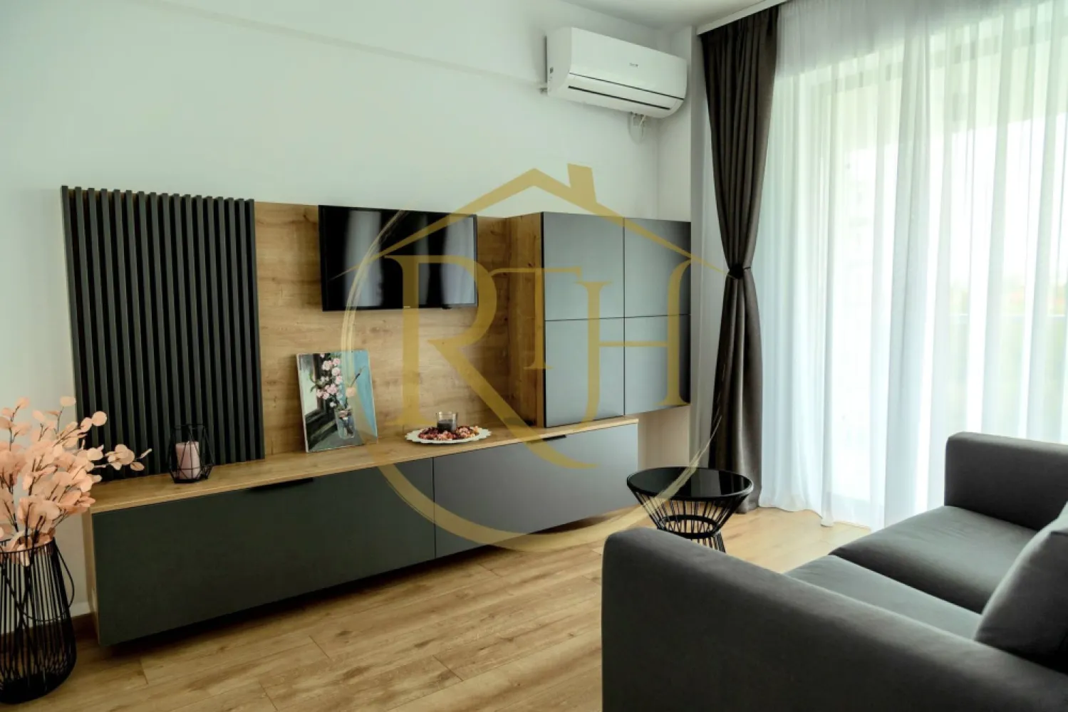 Oferim spre inchiriere apartament cu 3 camere, totul Nou, zona Lipovei,Bloc Nou - Oferim spre închiriere un apartament modern cu 3 camere, situat într-un bloc nou, elegant și bine întreținut, în zona Lipovei – una dintre cele mai căutate și dinamice zone ale orașului, cu acces rapid către Iulius Mall, mijloace de transport în comun, supermarketuri precum Lidl, Profi și diverse puncte de interes urban.
Apartamentul este poziționat la etajul 3 al unui imobil cu 6 niveluri, prevăzut cu lift și acces facil pentru persoanele cu dizabilități. Compartimentarea este excelentă, spațiile fiind luminoase, aerisite și gândite pentru confort maxim. Locuința este compusă din două dormitoare primitoare, un living open space generos cu bucătărie complet utilată, două băi moderne și un balcon perfect pentru relaxare.
Imobilul este complet mobilat și utilat cu electrocasnice de ultimă generație: centrală termică proprie, încălzire în pardoseală, aer condiționat în fiecare cameră, mașină de spălat haine, mașină de spălat vase, cuptor electric, cuptor cu microunde, plită pe inducție și frigider. Toate finisajele sunt moderne, iar mobilierul este atent ales pentru a oferi confort și funcționalitate.
Un avantaj important îl reprezintă garajul situat la subsol, oferind siguranță pentru autoturism și acces direct din clădire.
Apartamentul este ideal pentru un cuplu, o familie, care își doresc o locuință spațioasă, luminoasă, modernă și excelent poziționată.

Proprietate reprezentată de RealTimHouse.ro – Un pas spre un loc doar al tău!
Preț: 750 euro/lună + garanție 750 euro + comision agenție.