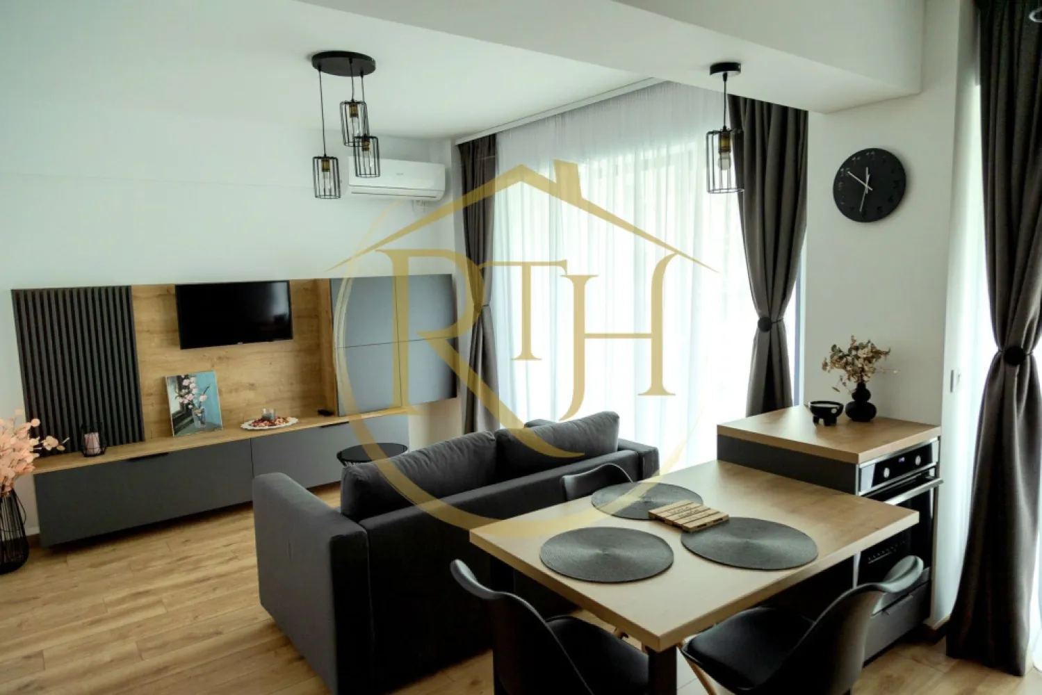Oferim spre inchiriere apartament cu 3 camere, totul Nou, zona Lipovei,Bloc Nou - Oferim spre închiriere un apartament modern cu 3 camere, situat într-un bloc nou, elegant și bine întreținut, în zona Lipovei – una dintre cele mai căutate și dinamice zone ale orașului, cu acces rapid către Iulius Mall, mijloace de transport în comun, supermarketuri precum Lidl, Profi și diverse puncte de interes urban.
Apartamentul este poziționat la etajul 3 al unui imobil cu 6 niveluri, prevăzut cu lift și acces facil pentru persoanele cu dizabilități. Compartimentarea este excelentă, spațiile fiind luminoase, aerisite și gândite pentru confort maxim. Locuința este compusă din două dormitoare primitoare, un living open space generos cu bucătărie complet utilată, două băi moderne și un balcon perfect pentru relaxare.
Imobilul este complet mobilat și utilat cu electrocasnice de ultimă generație: centrală termică proprie, încălzire în pardoseală, aer condiționat în fiecare cameră, mașină de spălat haine, mașină de spălat vase, cuptor electric, cuptor cu microunde, plită pe inducție și frigider. Toate finisajele sunt moderne, iar mobilierul este atent ales pentru a oferi confort și funcționalitate.
Un avantaj important îl reprezintă garajul situat la subsol, oferind siguranță pentru autoturism și acces direct din clădire.
Apartamentul este ideal pentru un cuplu, o familie, care își doresc o locuință spațioasă, luminoasă, modernă și excelent poziționată.

Proprietate reprezentată de RealTimHouse.ro – Un pas spre un loc doar al tău!
Preț: 750 euro/lună + garanție 750 euro + comision agenție.
