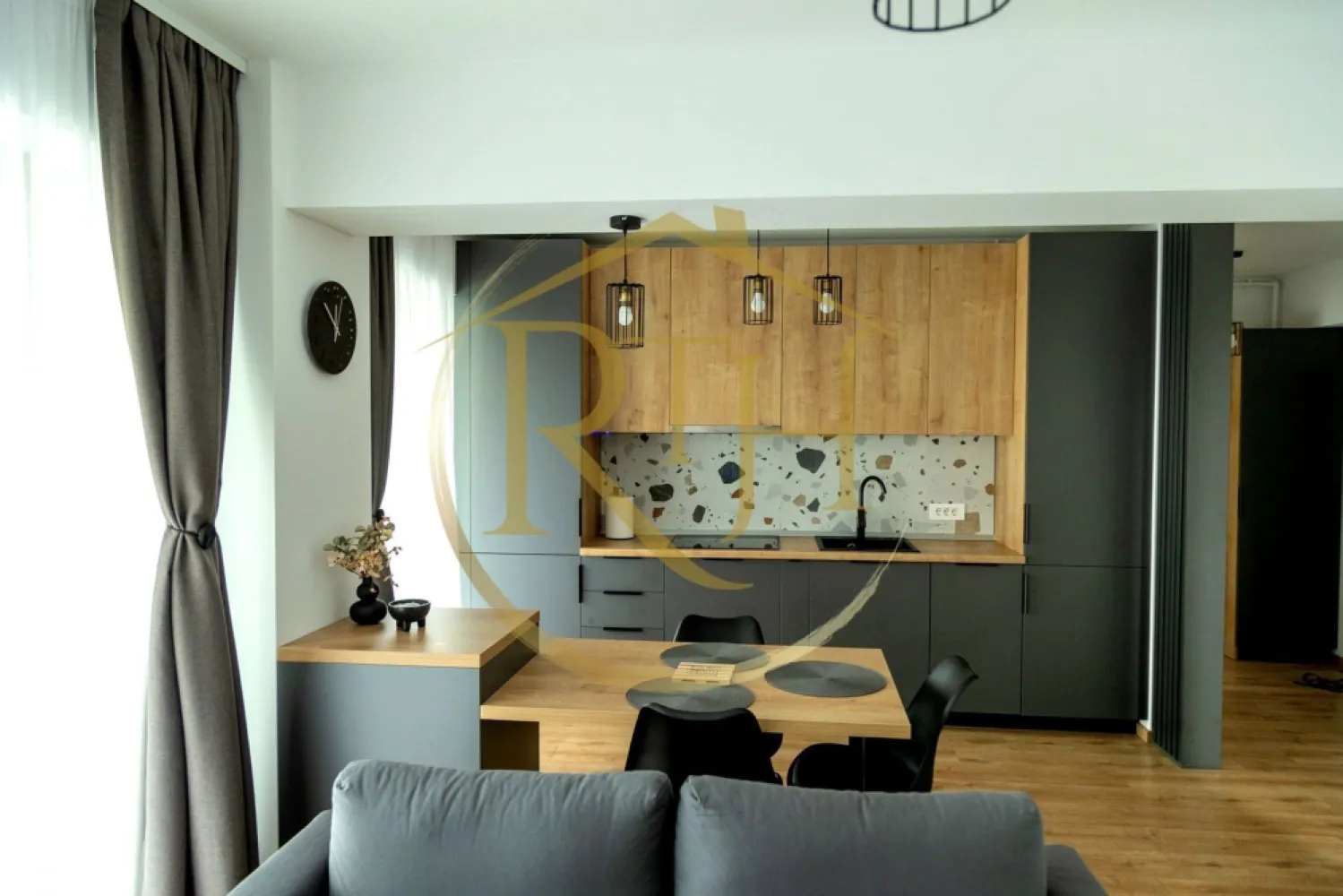 Oferim spre inchiriere apartament cu 3 camere, totul Nou, zona Lipovei,Bloc Nou - Oferim spre închiriere un apartament modern cu 3 camere, situat într-un bloc nou, elegant și bine întreținut, în zona Lipovei – una dintre cele mai căutate și dinamice zone ale orașului, cu acces rapid către Iulius Mall, mijloace de transport în comun, supermarketuri precum Lidl, Profi și diverse puncte de interes urban.
Apartamentul este poziționat la etajul 3 al unui imobil cu 6 niveluri, prevăzut cu lift și acces facil pentru persoanele cu dizabilități. Compartimentarea este excelentă, spațiile fiind luminoase, aerisite și gândite pentru confort maxim. Locuința este compusă din două dormitoare primitoare, un living open space generos cu bucătărie complet utilată, două băi moderne și un balcon perfect pentru relaxare.
Imobilul este complet mobilat și utilat cu electrocasnice de ultimă generație: centrală termică proprie, încălzire în pardoseală, aer condiționat în fiecare cameră, mașină de spălat haine, mașină de spălat vase, cuptor electric, cuptor cu microunde, plită pe inducție și frigider. Toate finisajele sunt moderne, iar mobilierul este atent ales pentru a oferi confort și funcționalitate.
Un avantaj important îl reprezintă garajul situat la subsol, oferind siguranță pentru autoturism și acces direct din clădire.
Apartamentul este ideal pentru un cuplu, o familie, care își doresc o locuință spațioasă, luminoasă, modernă și excelent poziționată.

Proprietate reprezentată de RealTimHouse.ro – Un pas spre un loc doar al tău!
Preț: 750 euro/lună + garanție 750 euro + comision agenție.