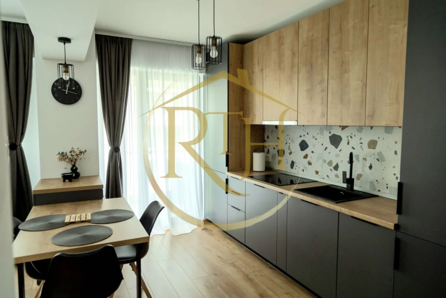 Oferim spre inchiriere apartament cu 3 camere, totul Nou, zona Lipovei,Bloc Nou - Oferim spre închiriere un apartament modern cu 3 camere, situat într-un bloc nou, elegant și bine întreținut, în zona Lipovei – una dintre cele mai căutate și dinamice zone ale orașului, cu acces rapid către Iulius Mall, mijloace de transport în comun, supermarketuri precum Lidl, Profi și diverse puncte de interes urban.
Apartamentul este poziționat la etajul 3 al unui imobil cu 6 niveluri, prevăzut cu lift și acces facil pentru persoanele cu dizabilități. Compartimentarea este excelentă, spațiile fiind luminoase, aerisite și gândite pentru confort maxim. Locuința este compusă din două dormitoare primitoare, un living open space generos cu bucătărie complet utilată, două băi moderne și un balcon perfect pentru relaxare.
Imobilul este complet mobilat și utilat cu electrocasnice de ultimă generație: centrală termică proprie, încălzire în pardoseală, aer condiționat în fiecare cameră, mașină de spălat haine, mașină de spălat vase, cuptor electric, cuptor cu microunde, plită pe inducție și frigider. Toate finisajele sunt moderne, iar mobilierul este atent ales pentru a oferi confort și funcționalitate.
Un avantaj important îl reprezintă garajul situat la subsol, oferind siguranță pentru autoturism și acces direct din clădire.
Apartamentul este ideal pentru un cuplu, o familie, care își doresc o locuință spațioasă, luminoasă, modernă și excelent poziționată.

Proprietate reprezentată de RealTimHouse.ro – Un pas spre un loc doar al tău!
Preț: 750 euro/lună + garanție 750 euro + comision agenție.