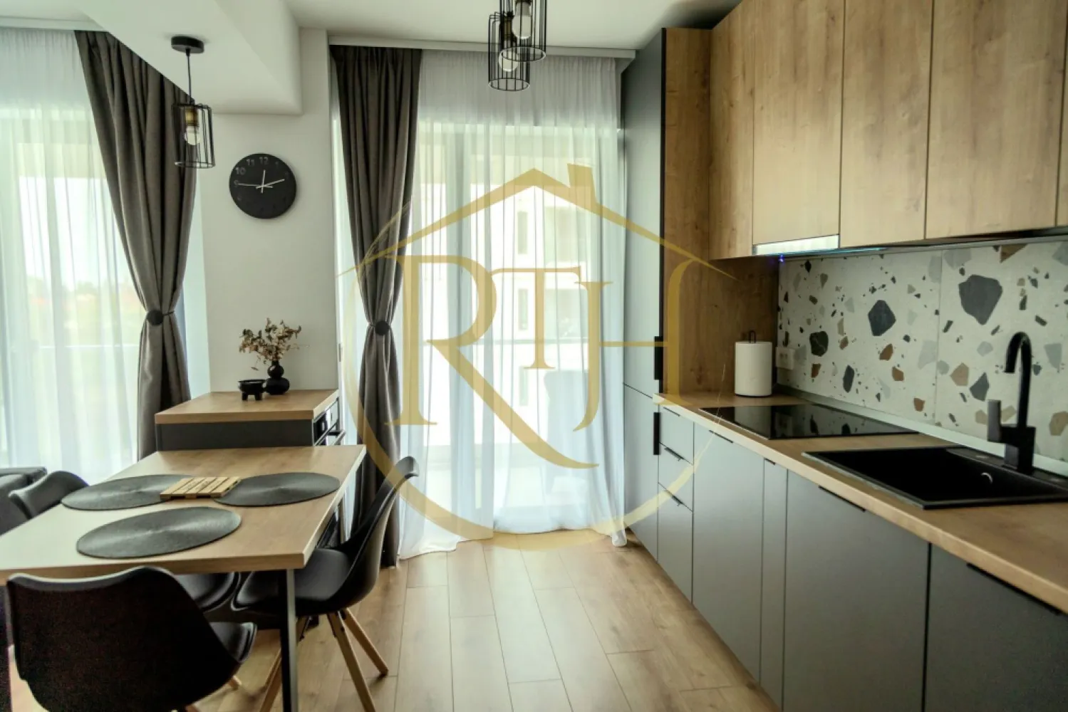 Oferim spre inchiriere apartament cu 3 camere, totul Nou, zona Lipovei,Bloc Nou - Oferim spre închiriere un apartament modern cu 3 camere, situat într-un bloc nou, elegant și bine întreținut, în zona Lipovei – una dintre cele mai căutate și dinamice zone ale orașului, cu acces rapid către Iulius Mall, mijloace de transport în comun, supermarketuri precum Lidl, Profi și diverse puncte de interes urban.
Apartamentul este poziționat la etajul 3 al unui imobil cu 6 niveluri, prevăzut cu lift și acces facil pentru persoanele cu dizabilități. Compartimentarea este excelentă, spațiile fiind luminoase, aerisite și gândite pentru confort maxim. Locuința este compusă din două dormitoare primitoare, un living open space generos cu bucătărie complet utilată, două băi moderne și un balcon perfect pentru relaxare.
Imobilul este complet mobilat și utilat cu electrocasnice de ultimă generație: centrală termică proprie, încălzire în pardoseală, aer condiționat în fiecare cameră, mașină de spălat haine, mașină de spălat vase, cuptor electric, cuptor cu microunde, plită pe inducție și frigider. Toate finisajele sunt moderne, iar mobilierul este atent ales pentru a oferi confort și funcționalitate.
Un avantaj important îl reprezintă garajul situat la subsol, oferind siguranță pentru autoturism și acces direct din clădire.
Apartamentul este ideal pentru un cuplu, o familie, care își doresc o locuință spațioasă, luminoasă, modernă și excelent poziționată.

Proprietate reprezentată de RealTimHouse.ro – Un pas spre un loc doar al tău!
Preț: 750 euro/lună + garanție 750 euro + comision agenție.