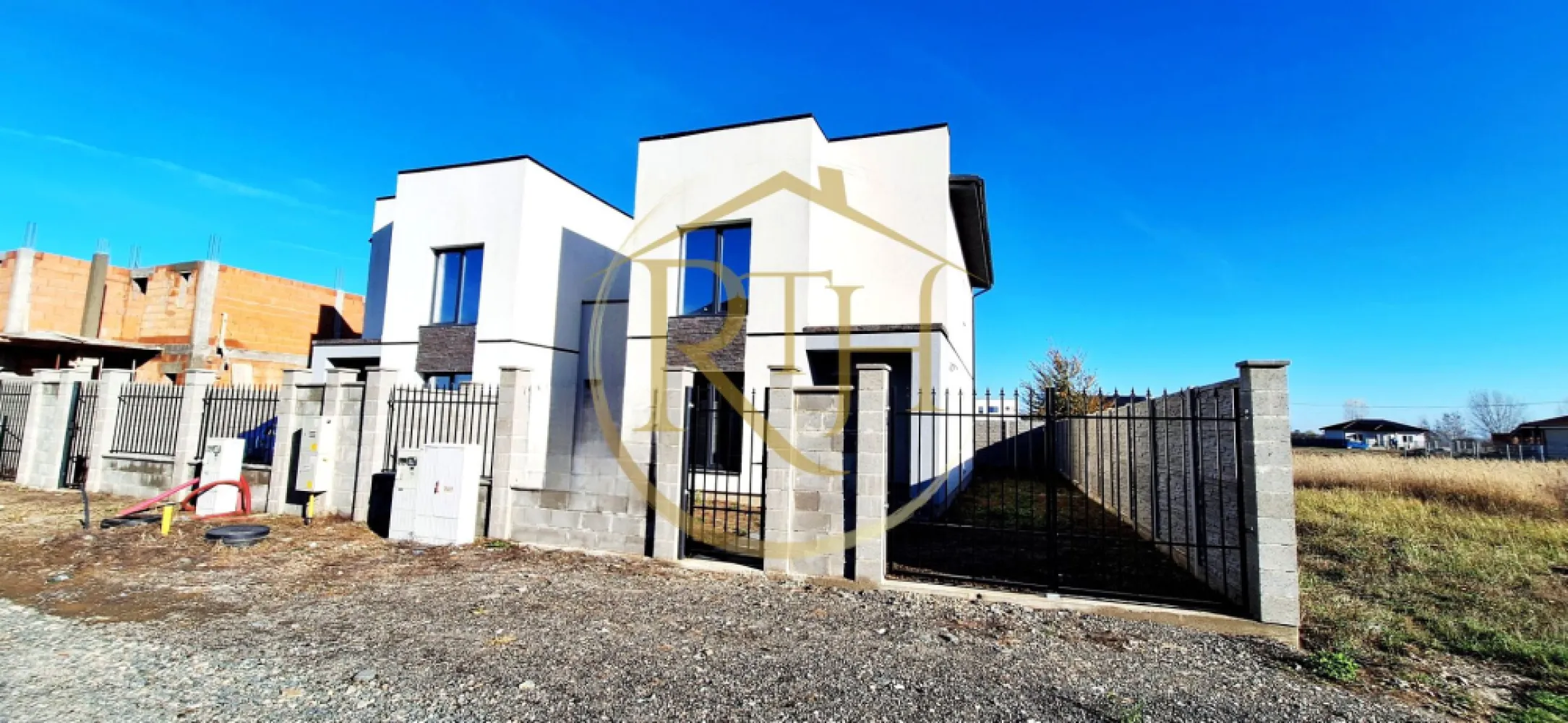 Oferim spre vanzare Case-Duplex cu 4 camere, situate in Giroc, zona buna - Casă tip duplex în stil mediteranean, situată în Giroc, într-o zonă în plină dezvoltare, pe o stradă pietruită aflată la doar 200 de metri de asfalt și cu iluminat stradal. Locuința este ideală pentru o familie care își dorește confort, stil și un ambient liniștit într-o comunitate aflată în expansiune.

Proprietatea dispune de o suprafață utilă de 110 mp și o suprafață construită totală de 150 mp, fiind amplasată pe un teren de 290 mp, dintre care 220 mp rămân liberi, potriviți pentru grădină, spațiu de relaxare sau amenajări exterioare personalizate. Parterul include un dormitor spațios, un living luminos, o bucătărie separată și o baie, iar accesul pe terasa acoperită se face atât din living, cât și din bucătărie, oferind o legătură armonioasă cu exteriorul. La etaj se află două dormitoare confortabile, unul dintre ele prevăzut cu dressing, precum și o baie bine compartimentată. Singurul perete comun între cele două unități este la parter, în zona băii și a bucătăriei, etajul fiind complet separat pentru a asigura maximă intimitate.
Construcția este realizată din cărămidă porotherm de 25 cm, izolată cu EPS 80 de 10 cm, cu placă de beton peste etaj și tâmplărie premium Salamander cu geam tripan. Casa beneficiază de utilități complete – apă, gaz și curent trifazic – și este dotată cu fosă septică de aproximativ 3000 de litri, suficientă pentru o utilizare de până la 10 persoane.
Confortul termic al casei se realizeaza cu ajutorul centralei termice pe gaz si incalzire in pardoseala. 

Casa poate fi achiziționată în stadiul dorit: la roșu, la prețul de 137.000 euro; la gri, la prețul de 157.000 euro; sau la cheie, la prețul de 177.000 euro, cu posibilitatea ca viitorul proprietar să își aleagă propriile finisaje. Un avantaj important este că nu se percepe comision de agenție.
Vizionare online : https://youtu.be/_2G37sZFfRU?feature=shared
Proprietate reprezentata de RealTimHouse.ro - Un pas spre un loc doar al tau !