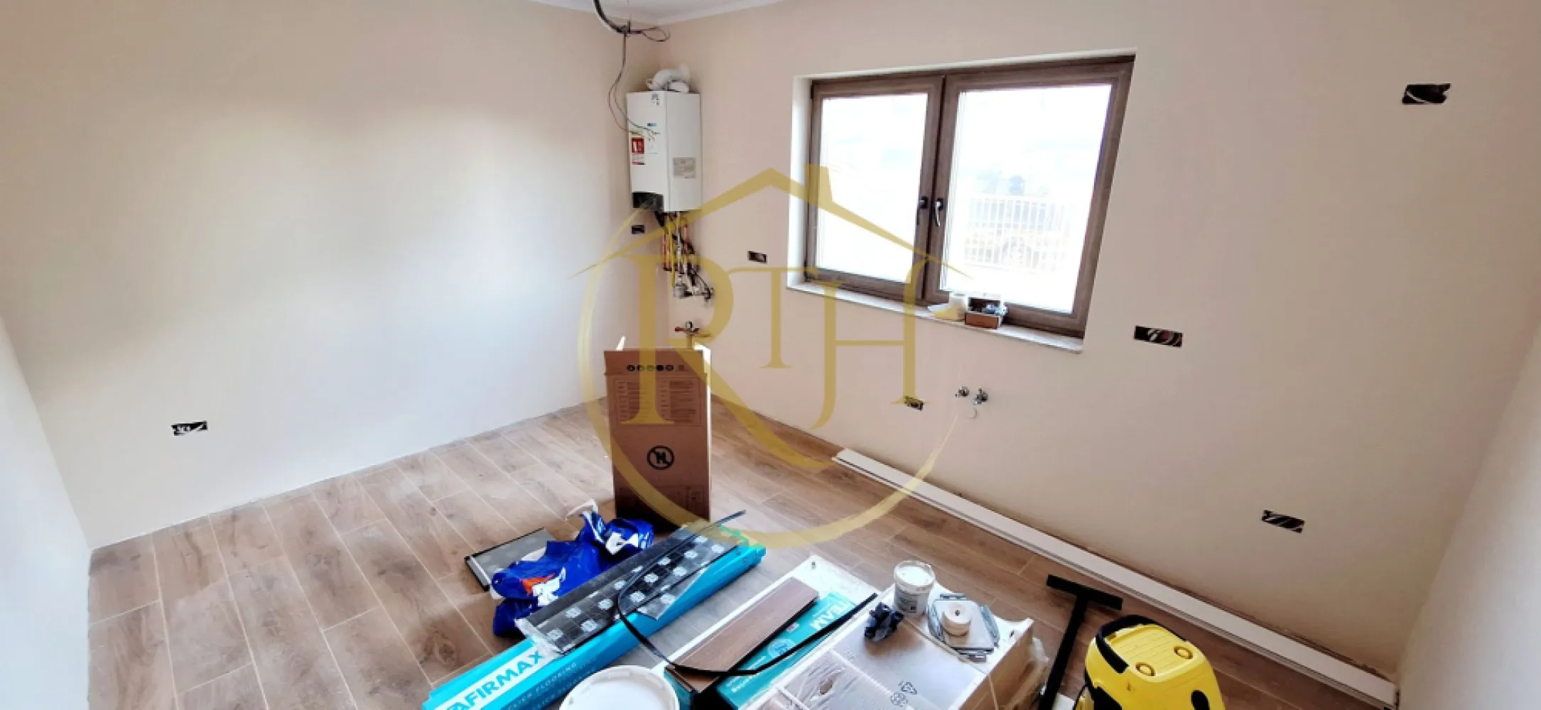Oferim spre vanzare casa-duplex cu 4 camere si 3 bai situata in Giroc - Casă tip duplex cu 4 camere în Giroc – finisaje premium, zonă liniștită

Se oferă spre vânzare o casă tip duplex, cu 4 camere și 3 băi, situată în Giroc, în Vatra Veche, într-o zonă liniștită, departe de agitația orașului, dar aproape de toate punctele de interes – mijloace de transport în comun, școală, liceu, grădiniță, biserică, parcuri, magazine și supermarketuri.
Proprietatea are regim de înălțime parter plus etaj și este compartimentată astfel: la parter se află un living spațios cu ieșire pe terasa din spate și curte, o bucătărie separată și luminoasă, o baie de serviciu și holul de acces. Etajul este compus din trei dormitoare, dintre care unul matrimonial cu baie proprie și balcon, o baie principală pe hol și accesul către pod. Podul este realizat cu placă de beton și izolație termică, oferind un spațiu suplimentar de depozitare.
Casa este construită din cărămidă Porotherm, are acoperiș din țiglă și finisaje de înaltă calitate. Confortul termic este asigurat de centrala termică pe gaz și încălzirea în pardoseală. Suprafața utilă este de 126 mp, terasa are aproximativ 10 mp, iar terenul aferent proprietății are o suprafață totală de 333 mp. Imobilul dispune de toate utilitățile – apă, gaz, curent și canalizare – și este finalizat în proporție de 95%, fiind pregătit să-și primească noii proprietari.

Prețul este de 210.000 euro, iar comisionul este 0% pentru cumpărător.
Vizionare online : https://youtu.be/DJaQ_KoOEfo?feature=shared
Proprietate reprezentată de RealTimHouse.ro – Un pas spre un loc doar al tău!